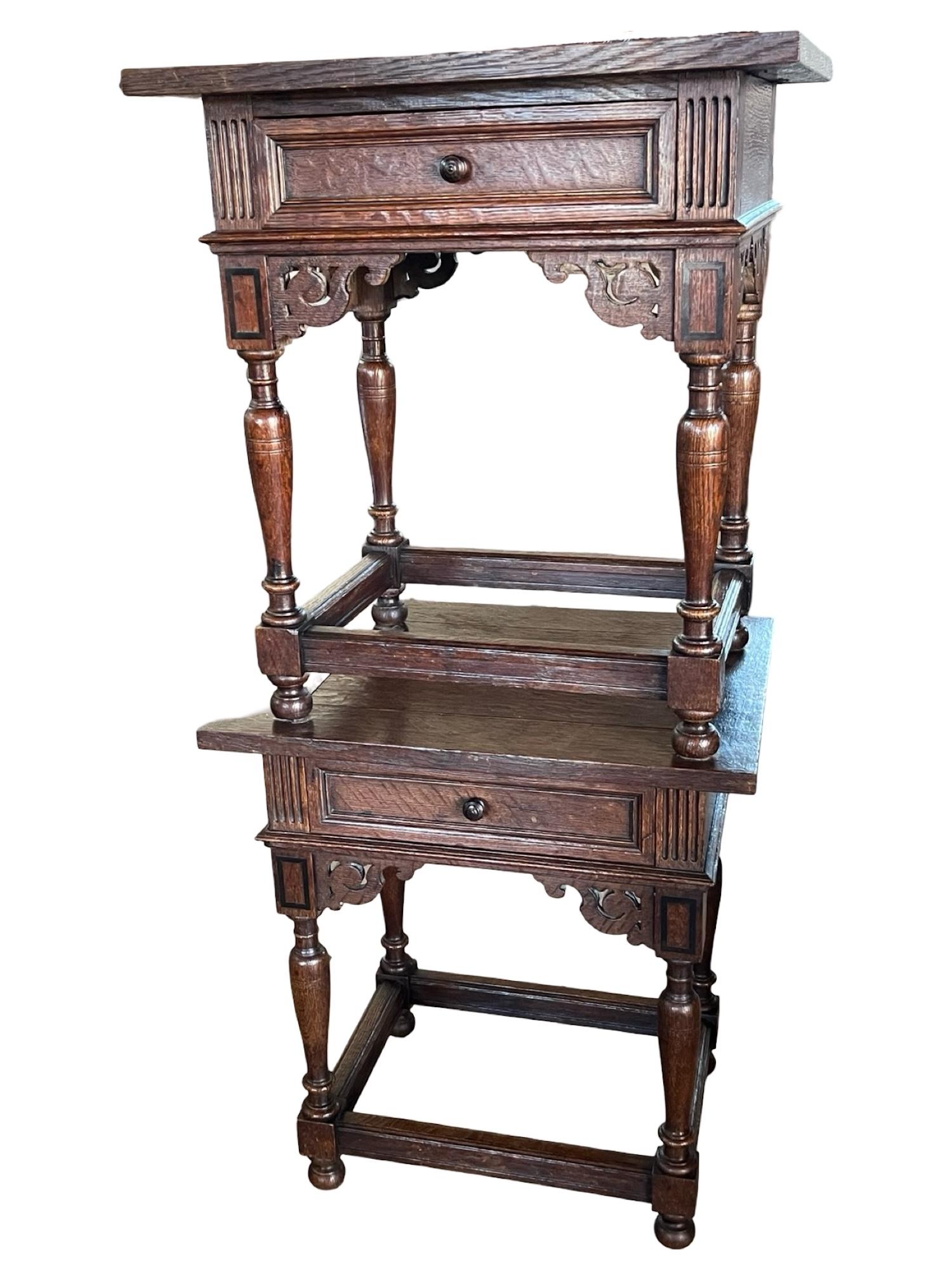 Tables de chevet fabriquées à la main aux Pays-Bas au début des années 1900, en chêne et avec des chevilles. Les tables sont de petite taille et donc parfaites pour un mur où l'on ne dispose pas de beaucoup d'espace à côté du lit ou du canapé. Les