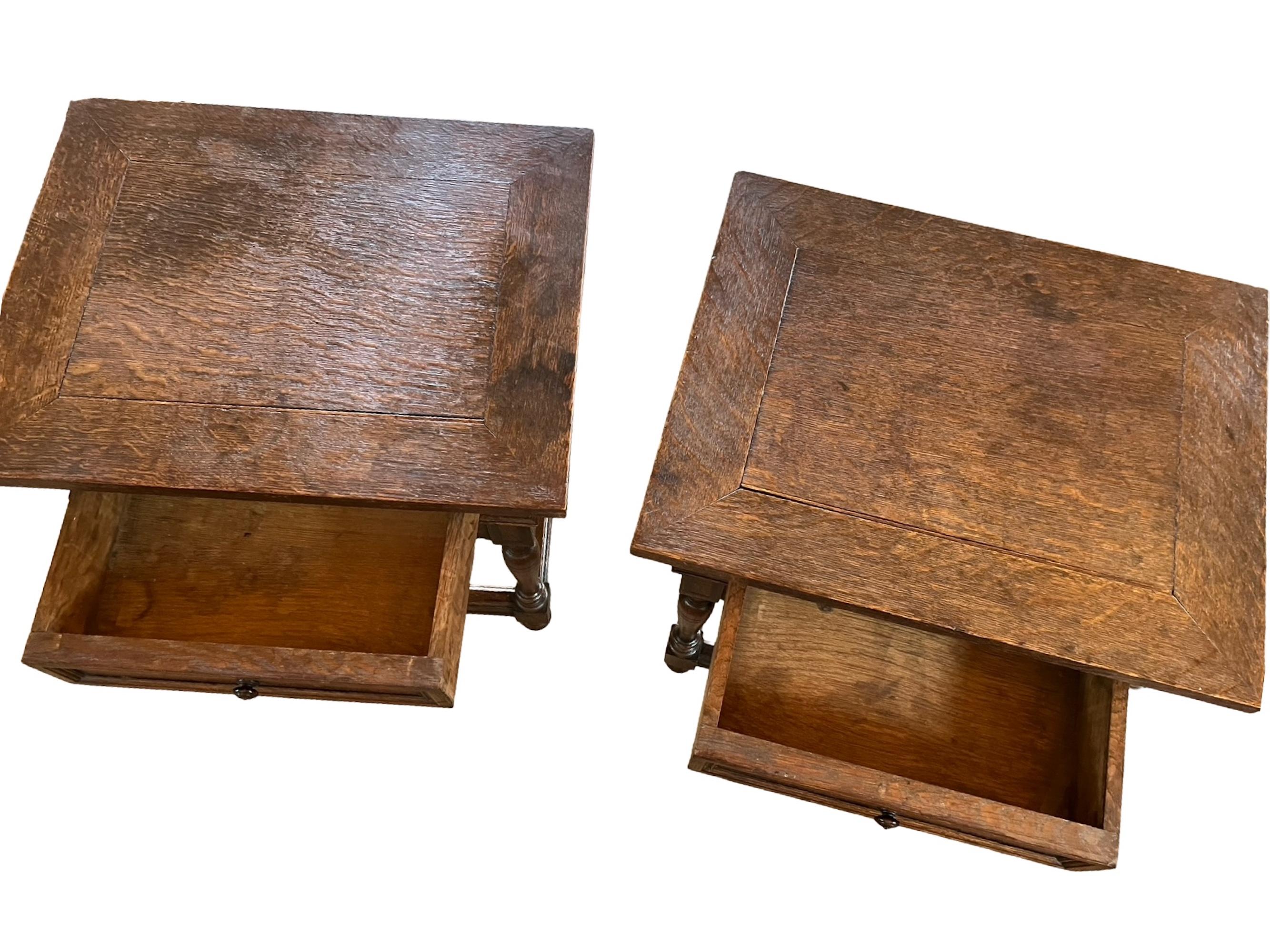 Sculpté à la main Paire de tables d'appoint en chêne hollandais du 20e siècle en vente