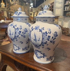 Zwei holländische, blau-weiß bemalte Delfter Ingwer-Gläser des 20.