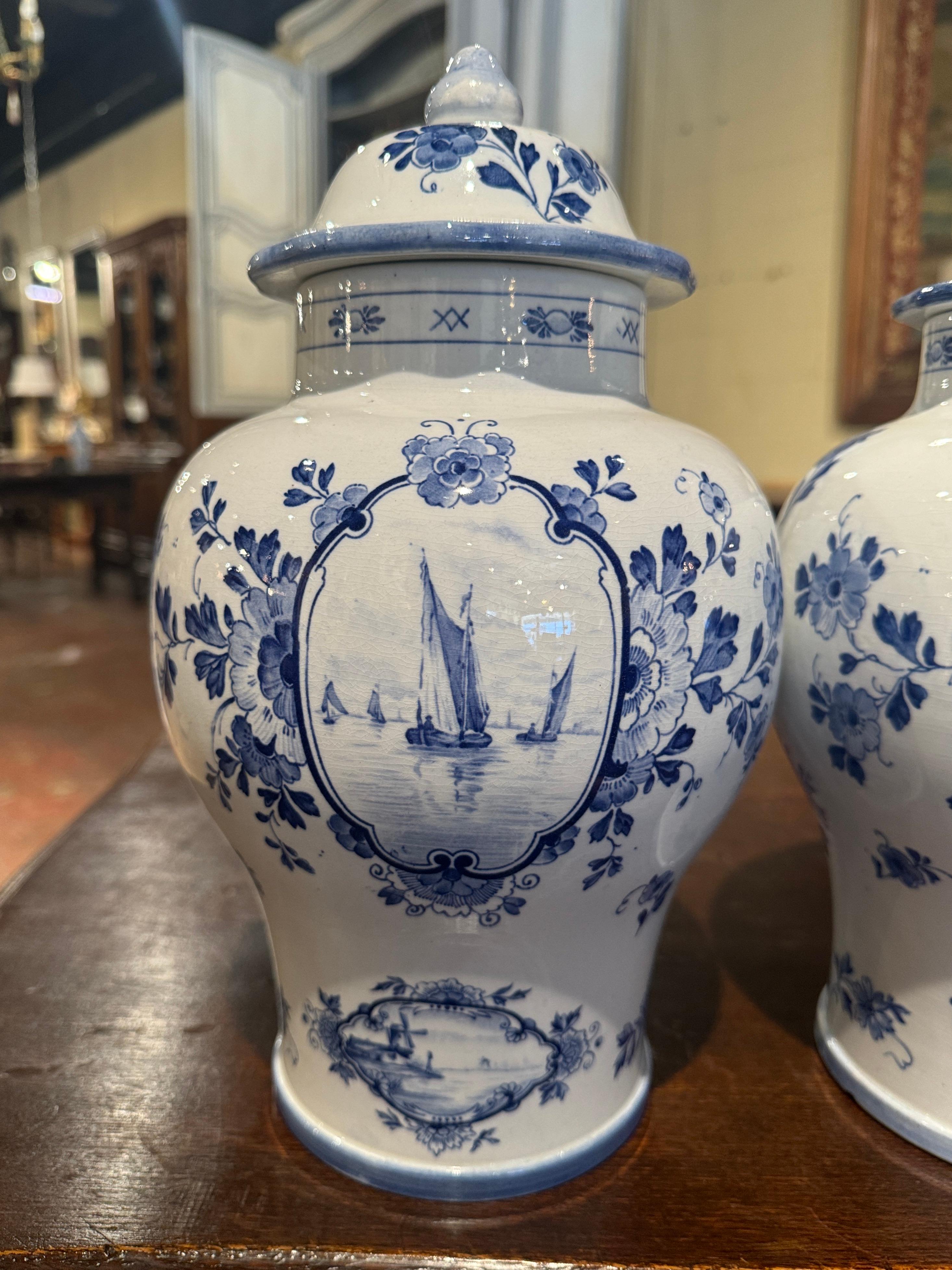 Néerlandais Paire de pots à gingembre de Delft peints en faïence bleue et blanche du 20ème siècle en vente