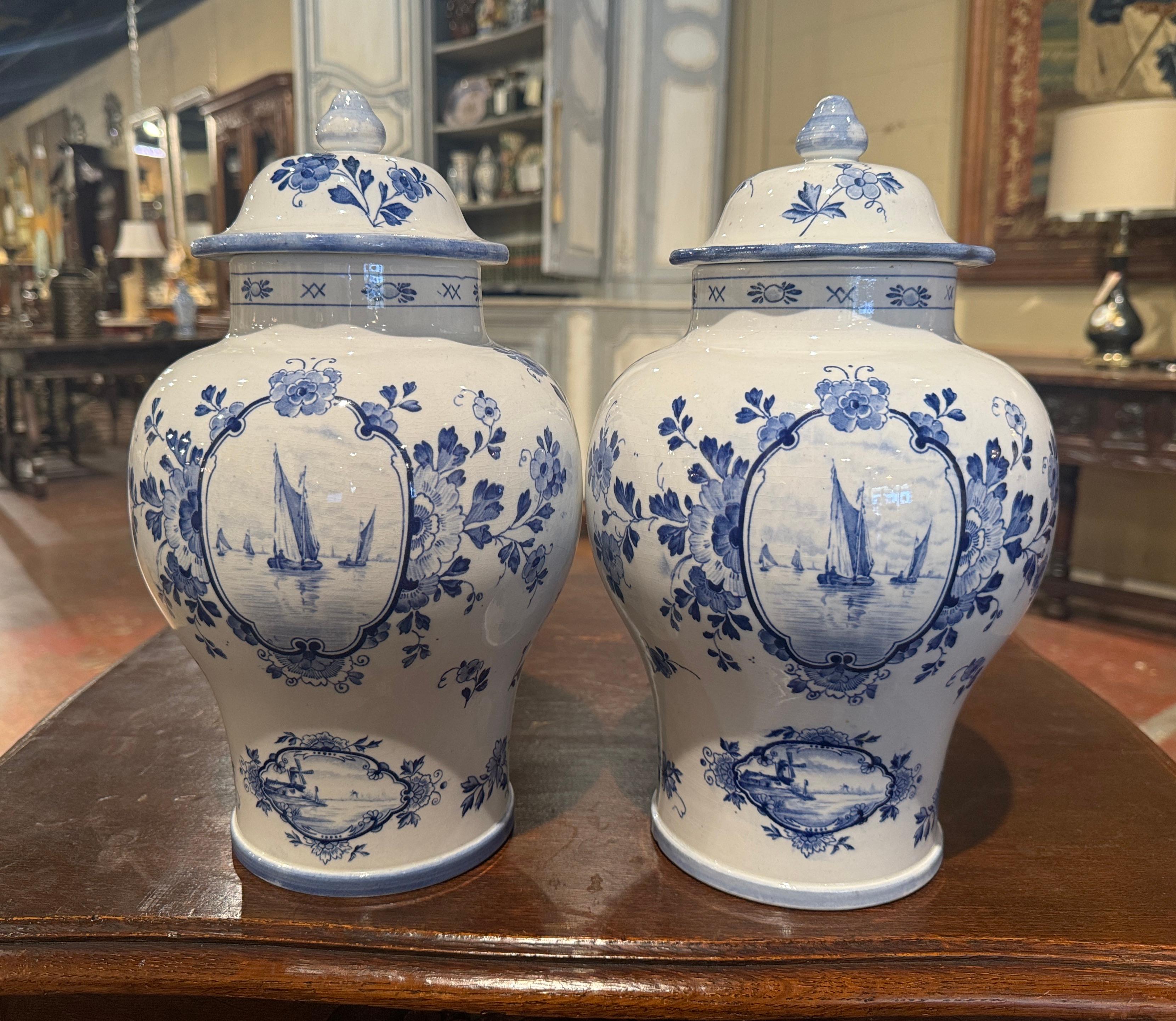 Fait main Paire de pots à gingembre de Delft peints en faïence bleue et blanche du 20ème siècle en vente