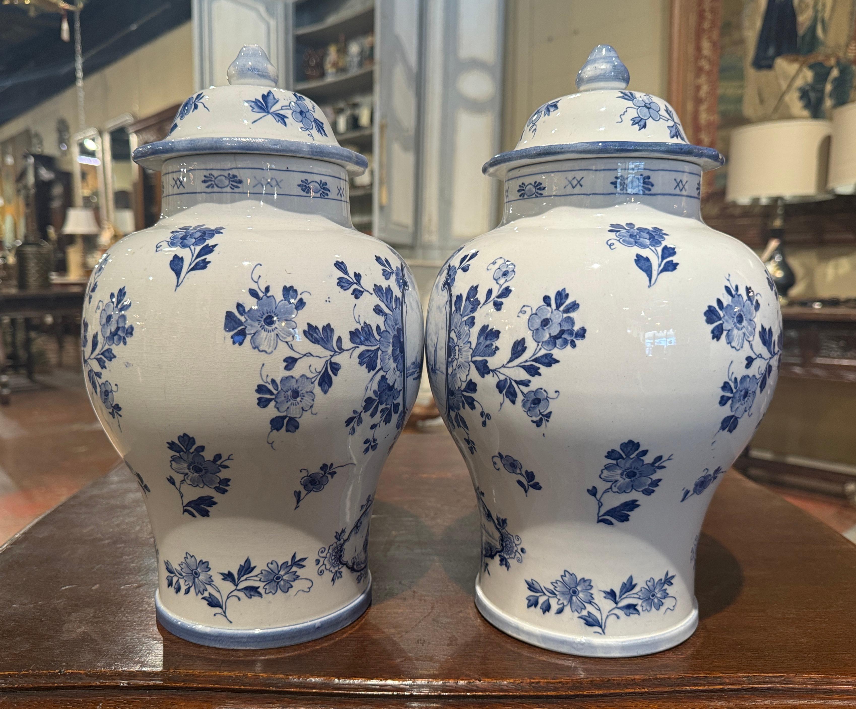Paire de pots à gingembre de Delft peints en faïence bleue et blanche du 20ème siècle Excellent état - En vente à Dallas, TX