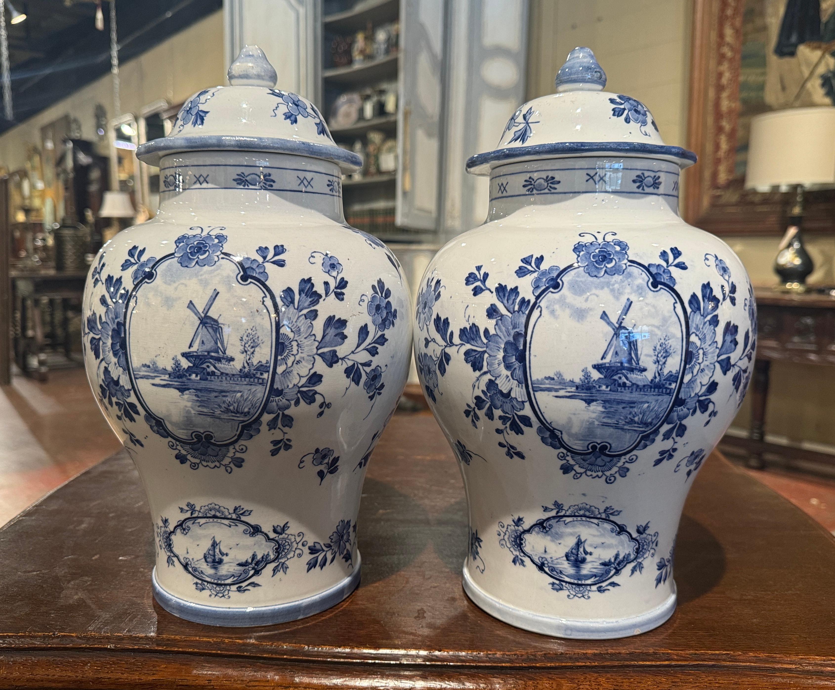 20ième siècle Paire de pots à gingembre de Delft peints en faïence bleue et blanche du 20ème siècle en vente