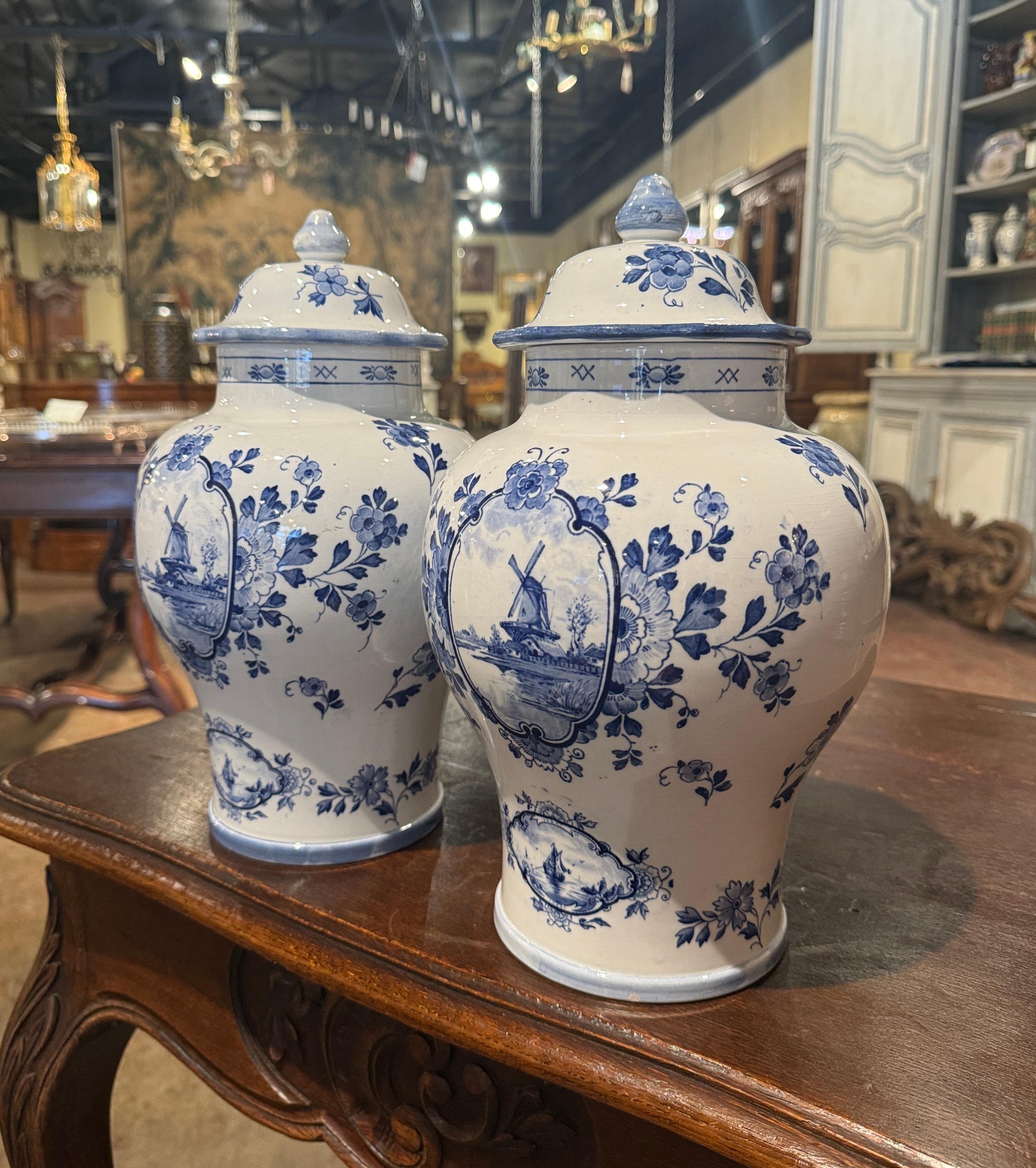 Céramique Paire de pots à gingembre de Delft peints en faïence bleue et blanche du 20ème siècle en vente