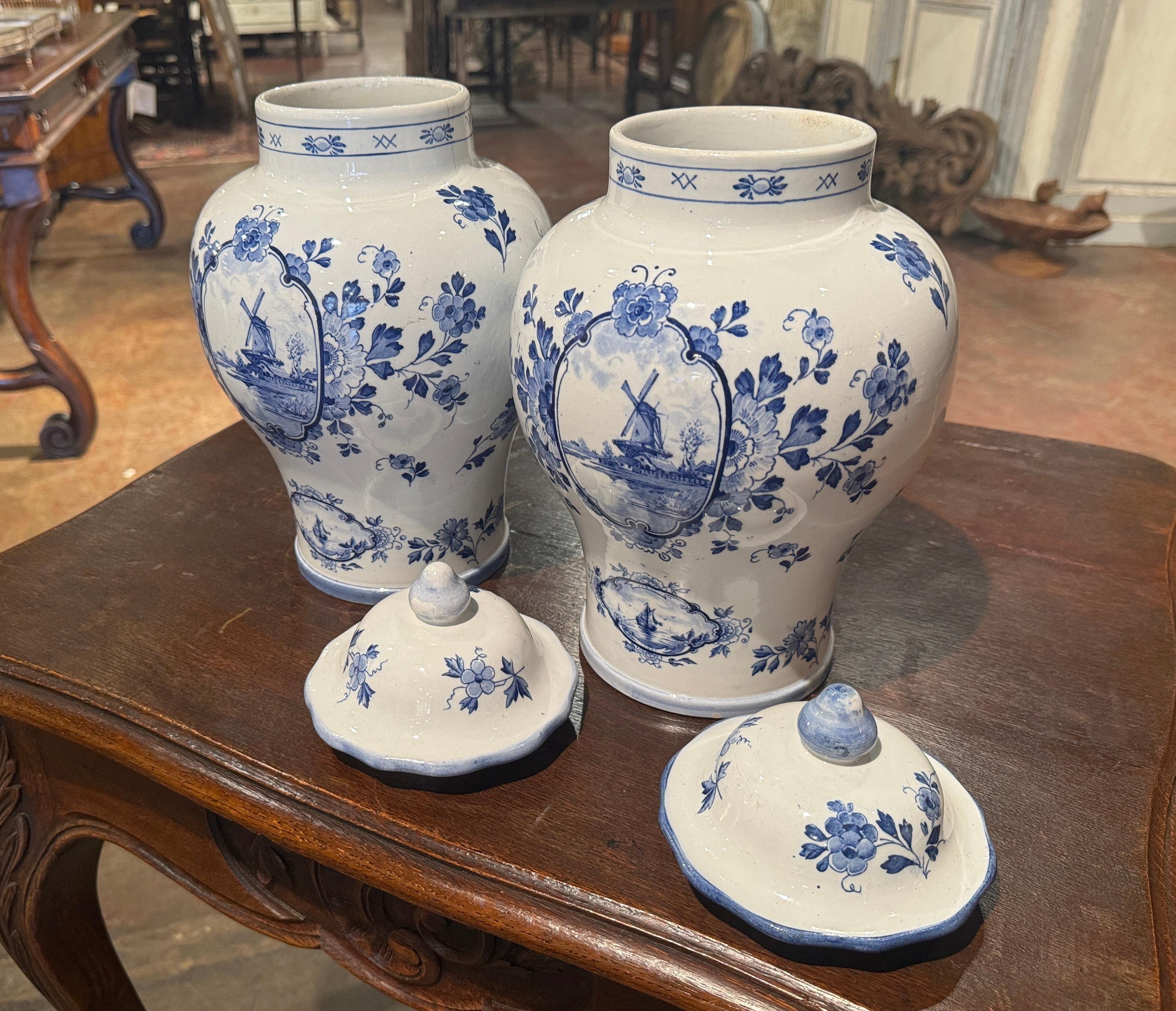 Paire de pots à gingembre de Delft peints en faïence bleue et blanche du 20ème siècle en vente 1