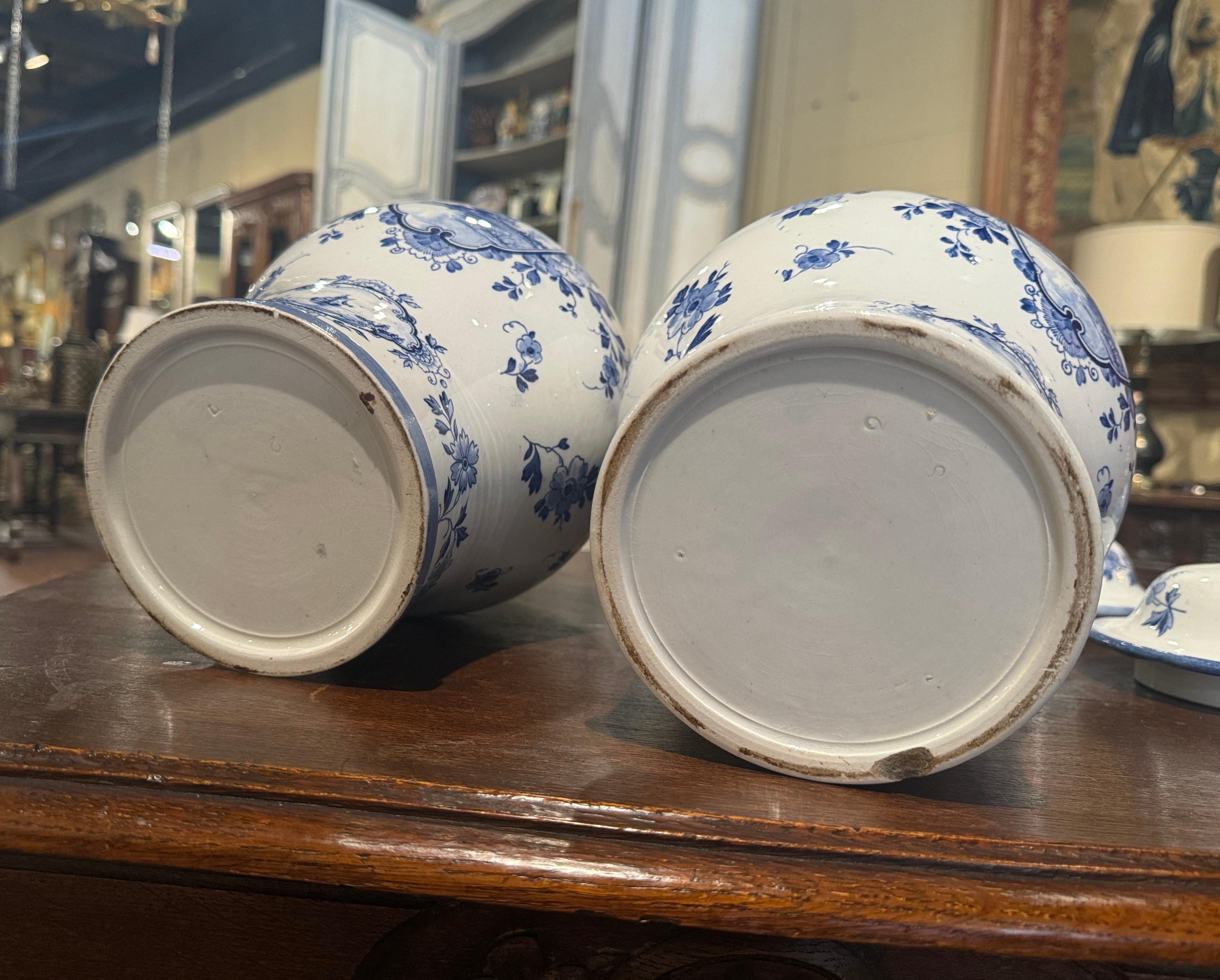 Paire de pots à gingembre de Delft peints en faïence bleue et blanche du 20ème siècle en vente 2