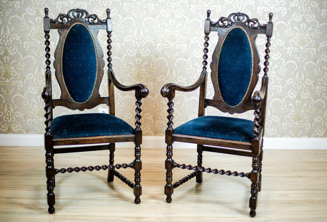We present you two oak armchairs with softly upholstered seats and backrests.
The whole is dated Q4 of the 19th century.
The turned legs are connected with stretchers which are turned in a similar manner.
Furthermore, the side rails of the