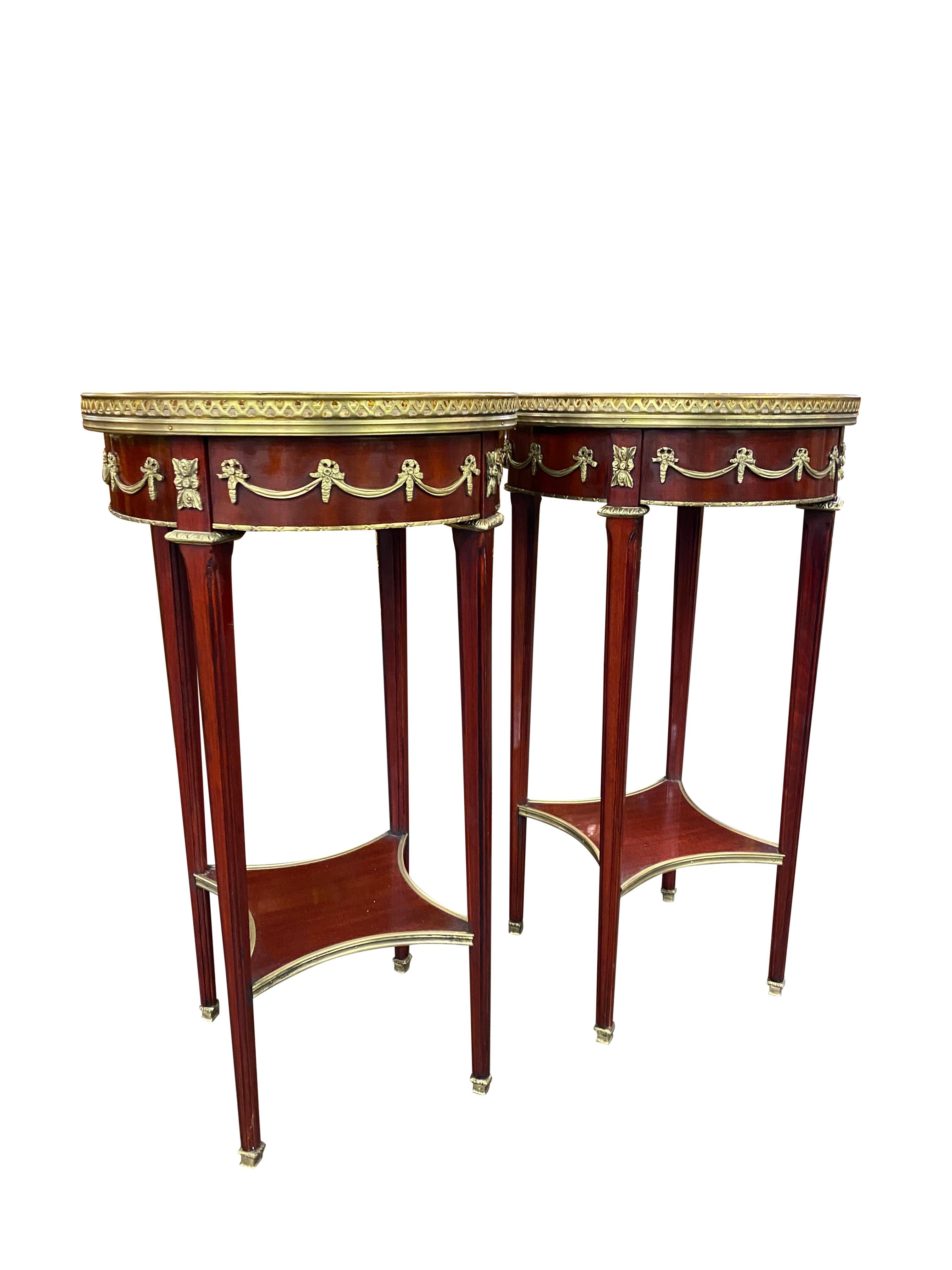 20ième siècle Paire de tables d'appoint de style Empire du 20e siècle en vente