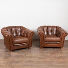Ein Paar englische Clubsessel aus braunem Leder des 20.