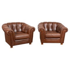Ein Paar englische Clubsessel aus braunem Leder des 20.