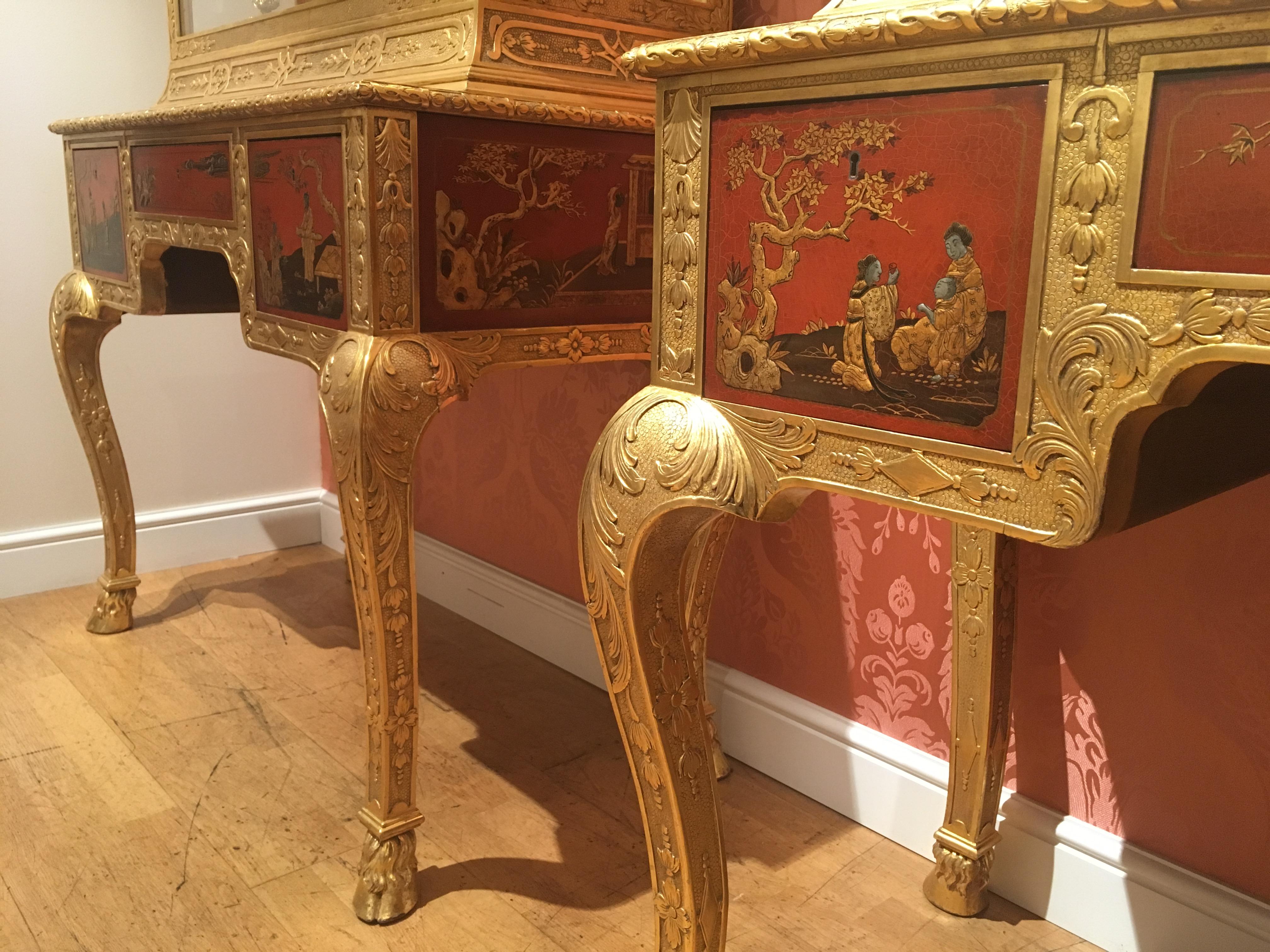 20ième siècle Paire d'armoires anglaises du 20ème siècle avec des scènes en laque rouge et or en vente