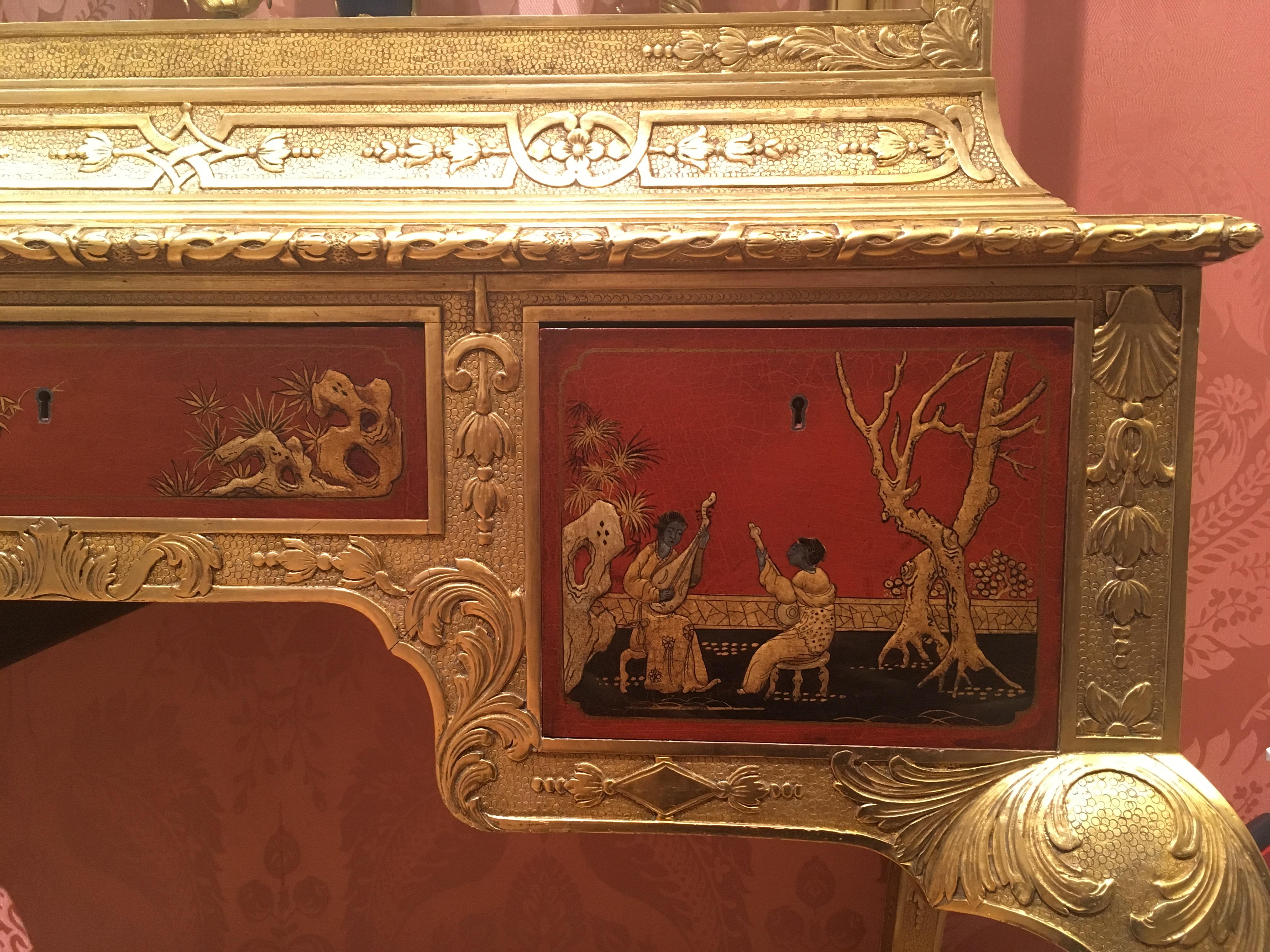 Verre Paire d'armoires anglaises du 20ème siècle avec des scènes en laque rouge et or en vente