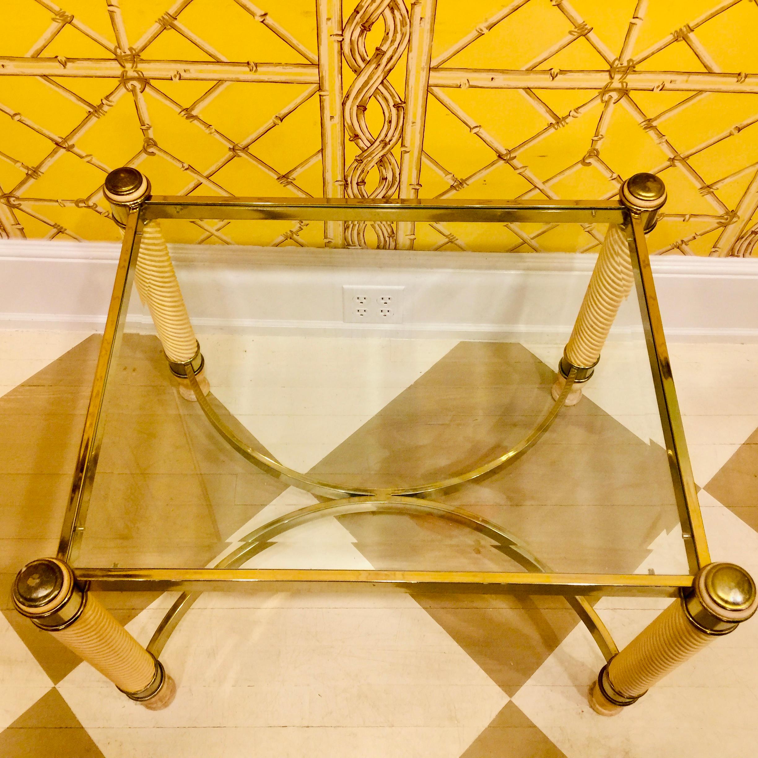 Paire de tables anglaises du 20ème siècle en métal doré et bois sculpté avec plateau en verre en vente 4