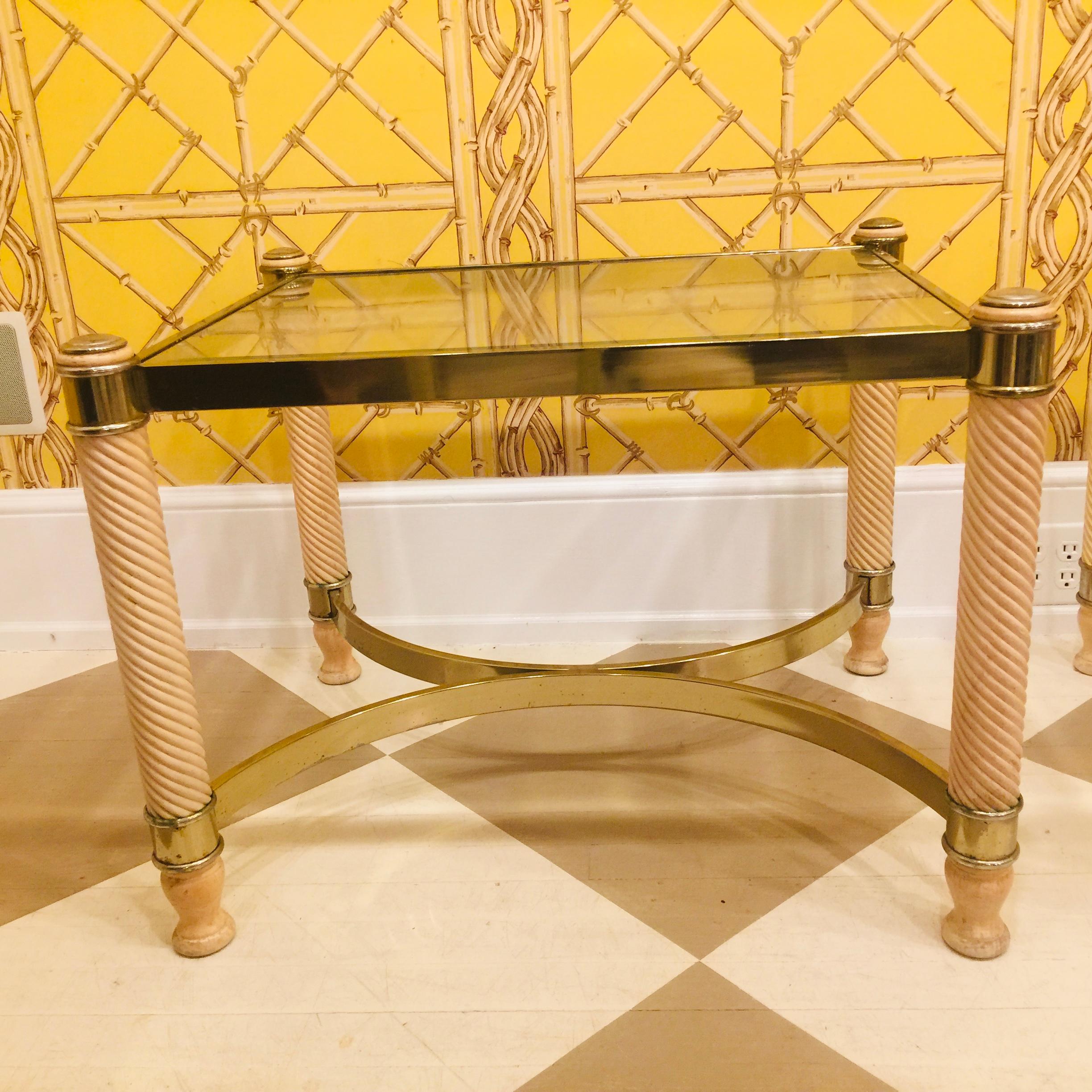 Paire de tables anglaises du 20ème siècle en métal doré et bois sculpté avec plateau en verre en vente 5