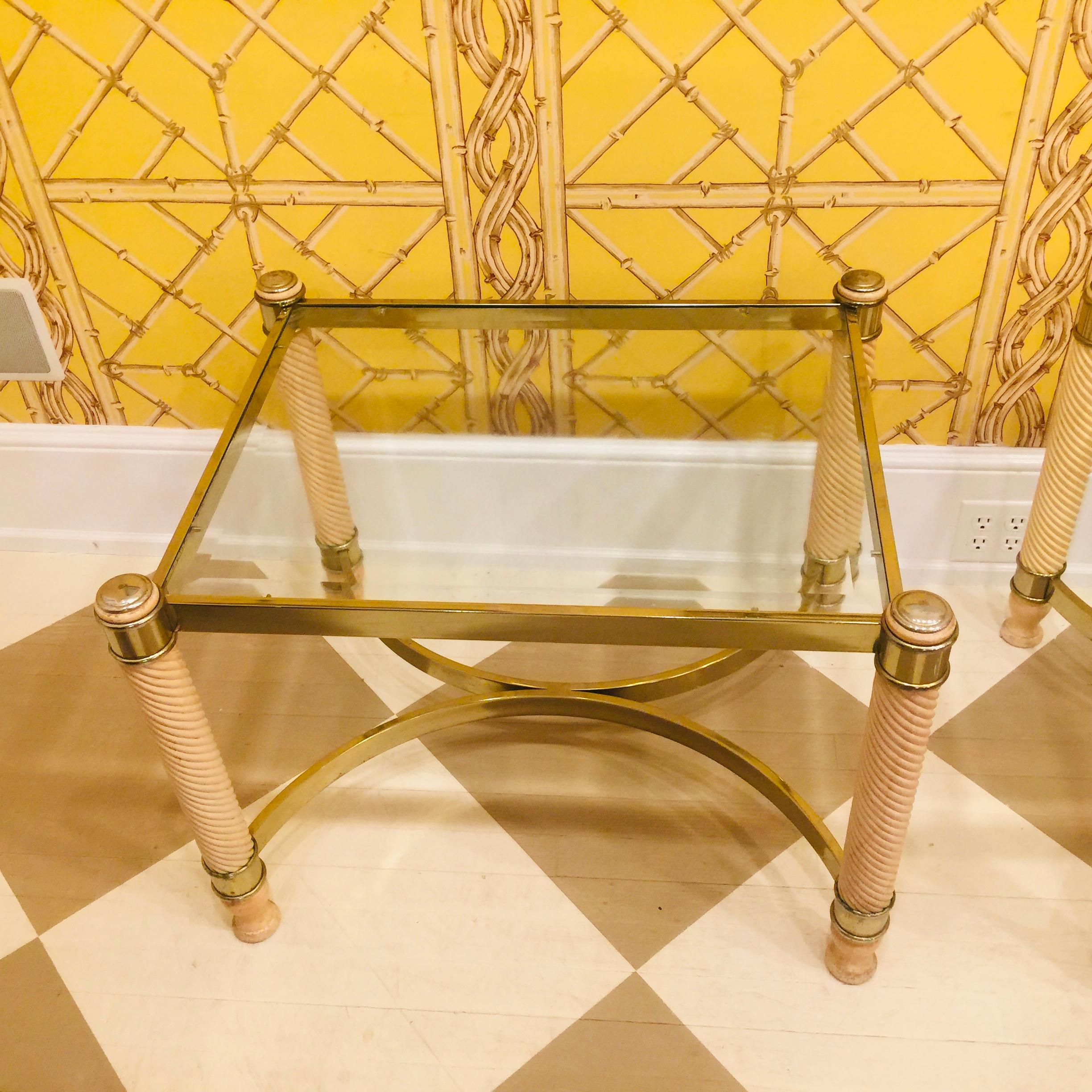 Paire de tables anglaises du 20ème siècle en métal doré et bois sculpté avec plateau en verre en vente 6