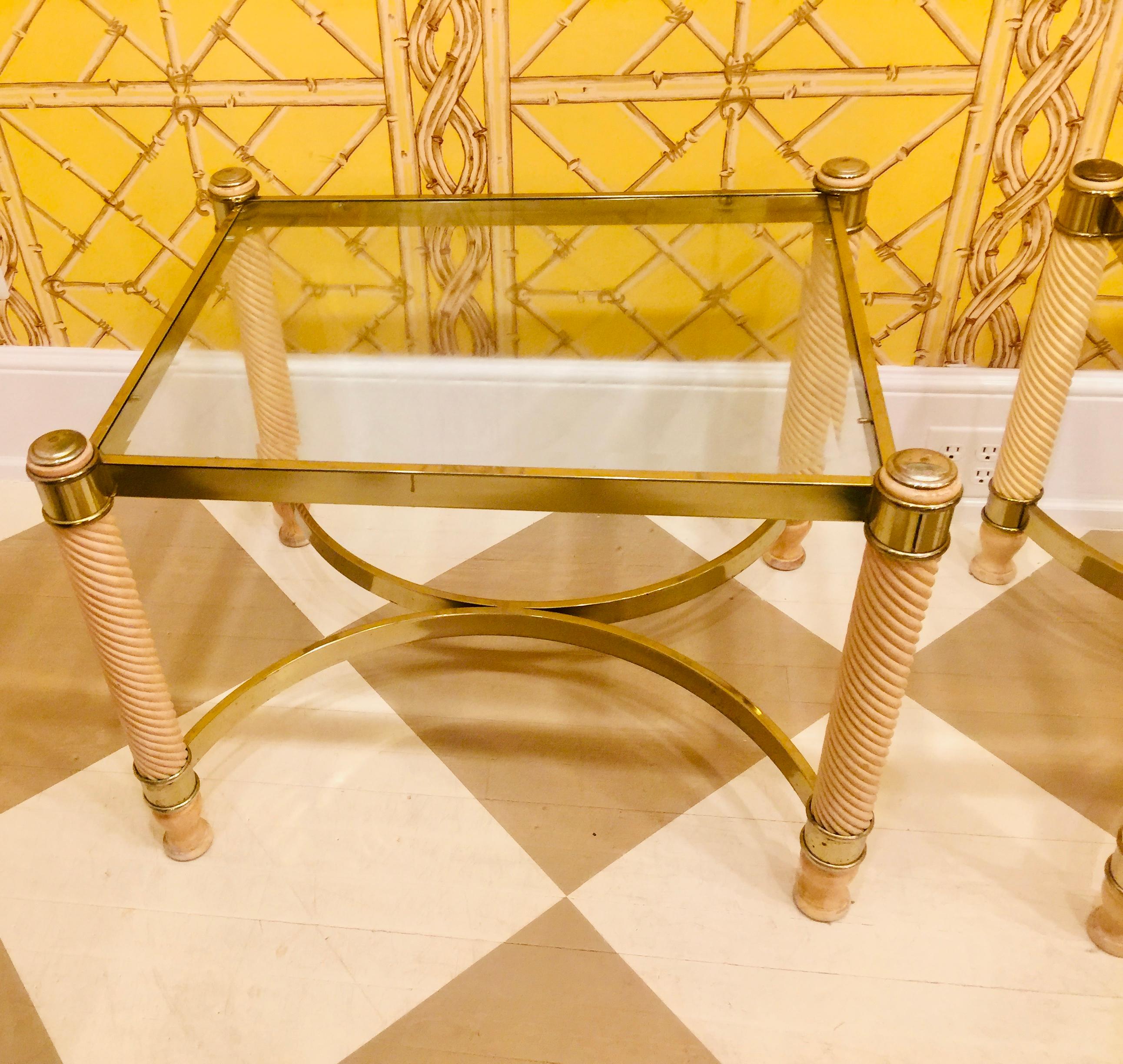 Paire de tables anglaises du 20ème siècle en métal doré et bois sculpté avec plateau en verre en vente 7