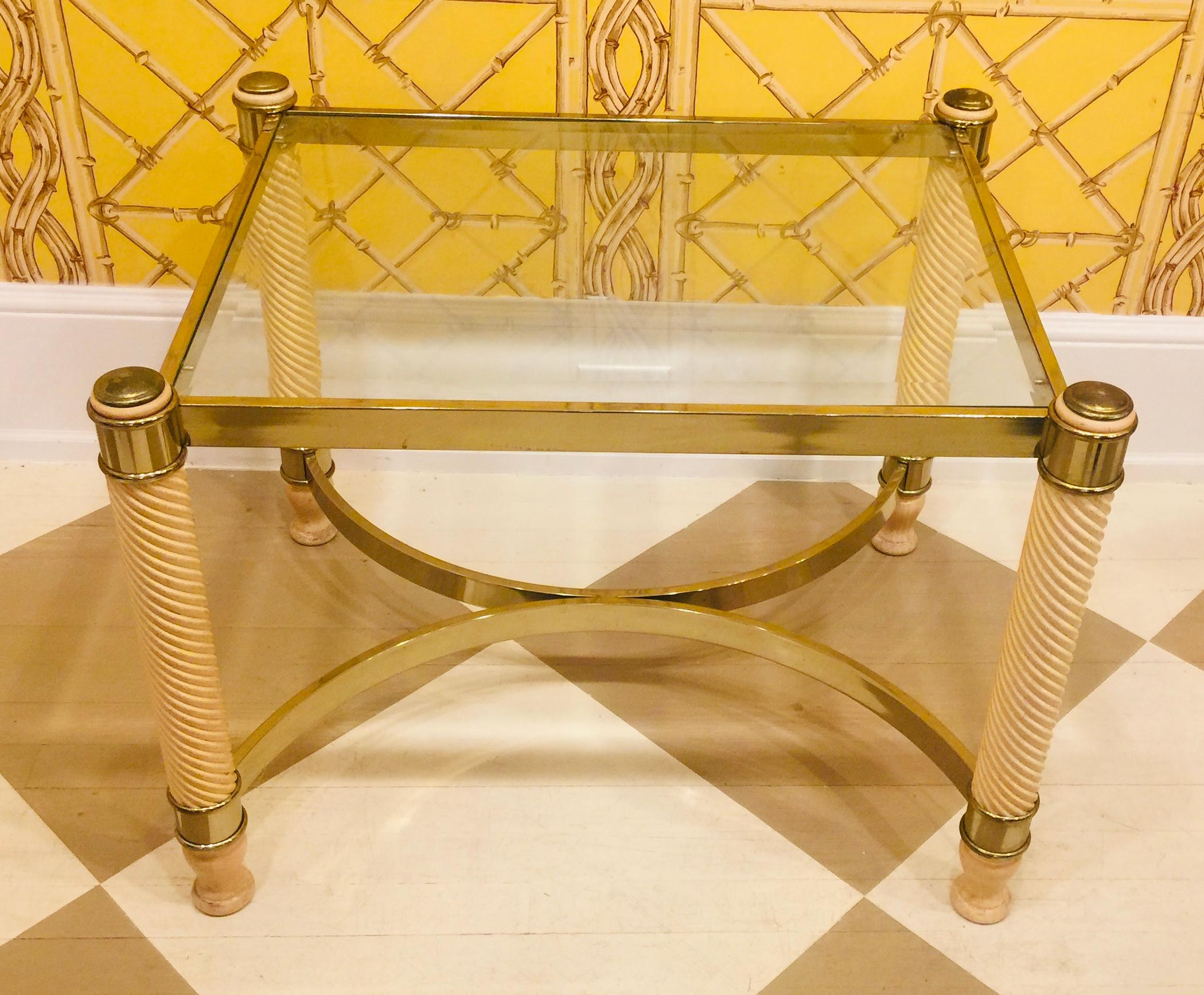 Nord-américain Paire de tables anglaises du 20ème siècle en métal doré et bois sculpté avec plateau en verre en vente