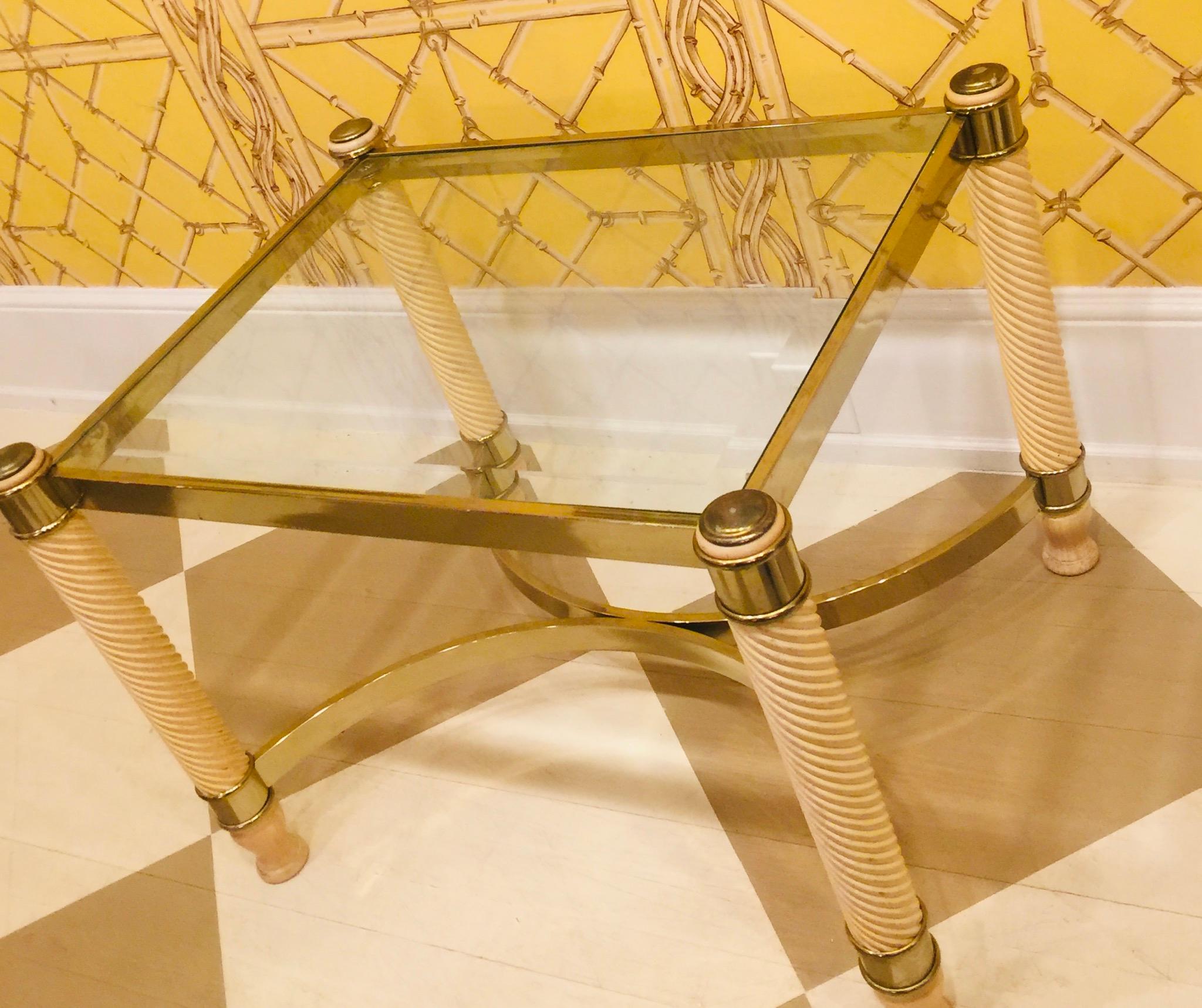 Paire de tables anglaises du 20ème siècle en métal doré et bois sculpté avec plateau en verre Bon état - En vente à Southampton, NY