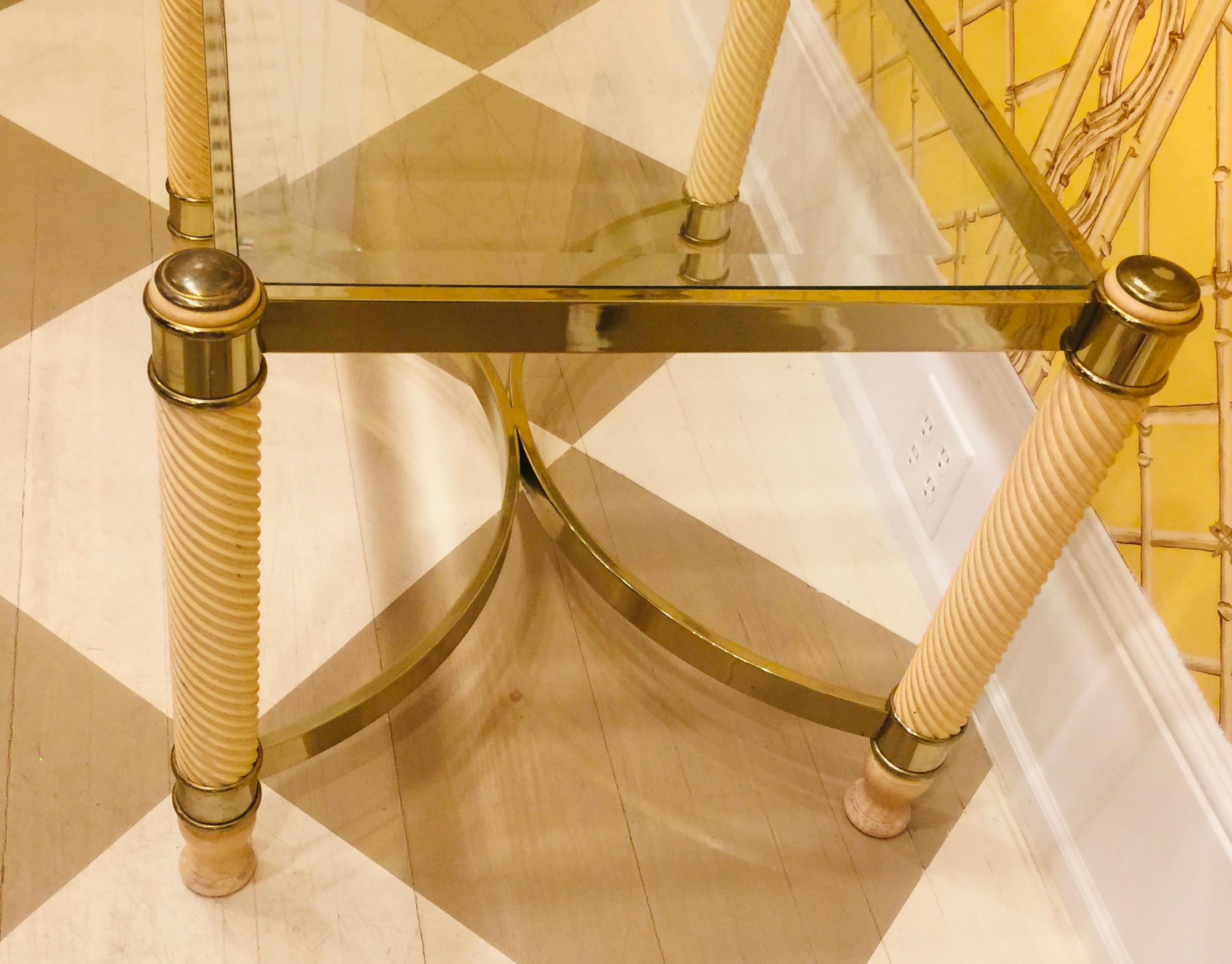 20ième siècle Paire de tables anglaises du 20ème siècle en métal doré et bois sculpté avec plateau en verre en vente