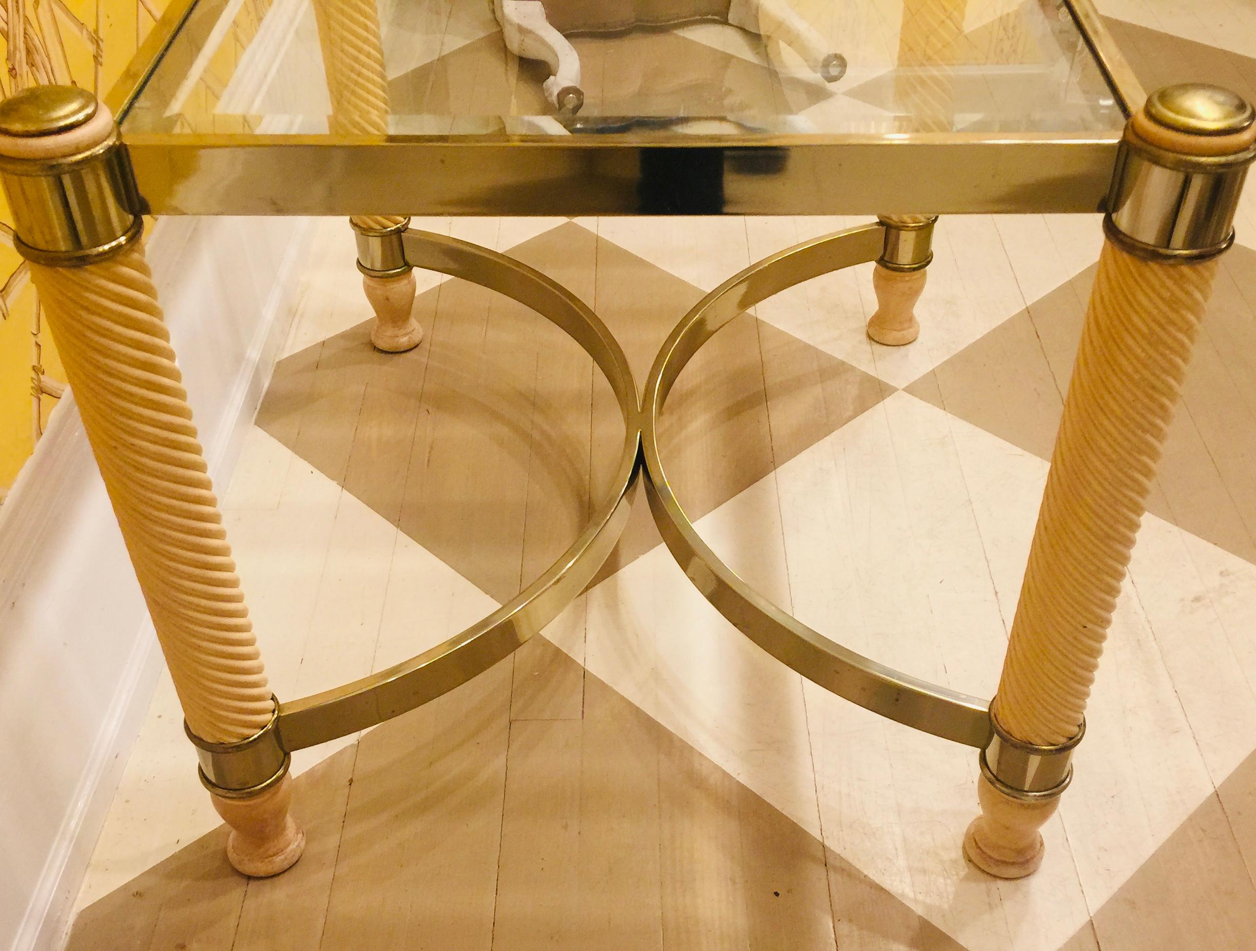 Paire de tables anglaises du 20ème siècle en métal doré et bois sculpté avec plateau en verre en vente 1