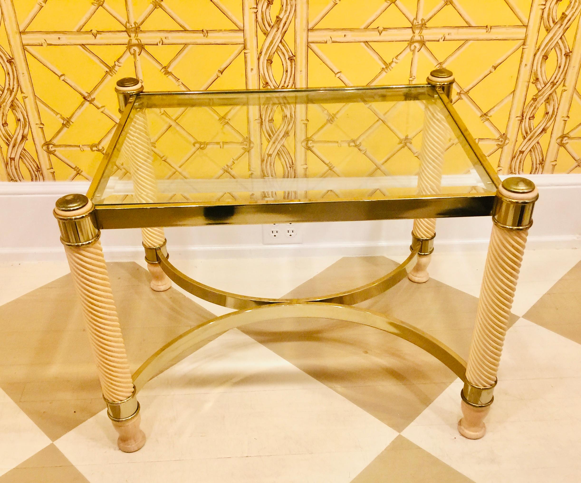 Paire de tables anglaises du 20ème siècle en métal doré et bois sculpté avec plateau en verre en vente 2