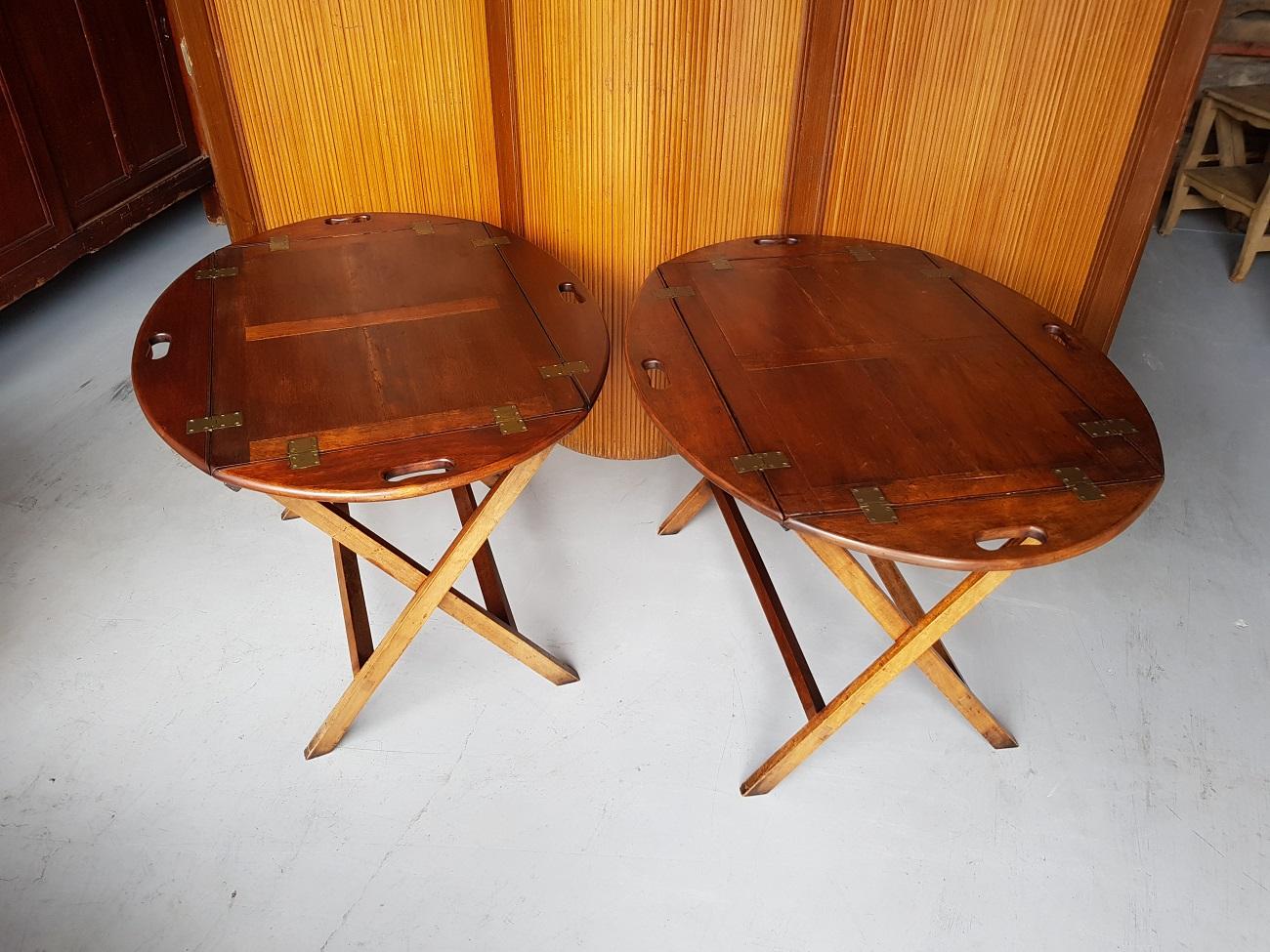 Set of two English mahogany Chippendale style butler tray side tables with detachable tray and foldable frame, both from the Second half of the 20th century (the top has some wear consistent by age and use).

The measurements are,
Depth 48-67 cm/