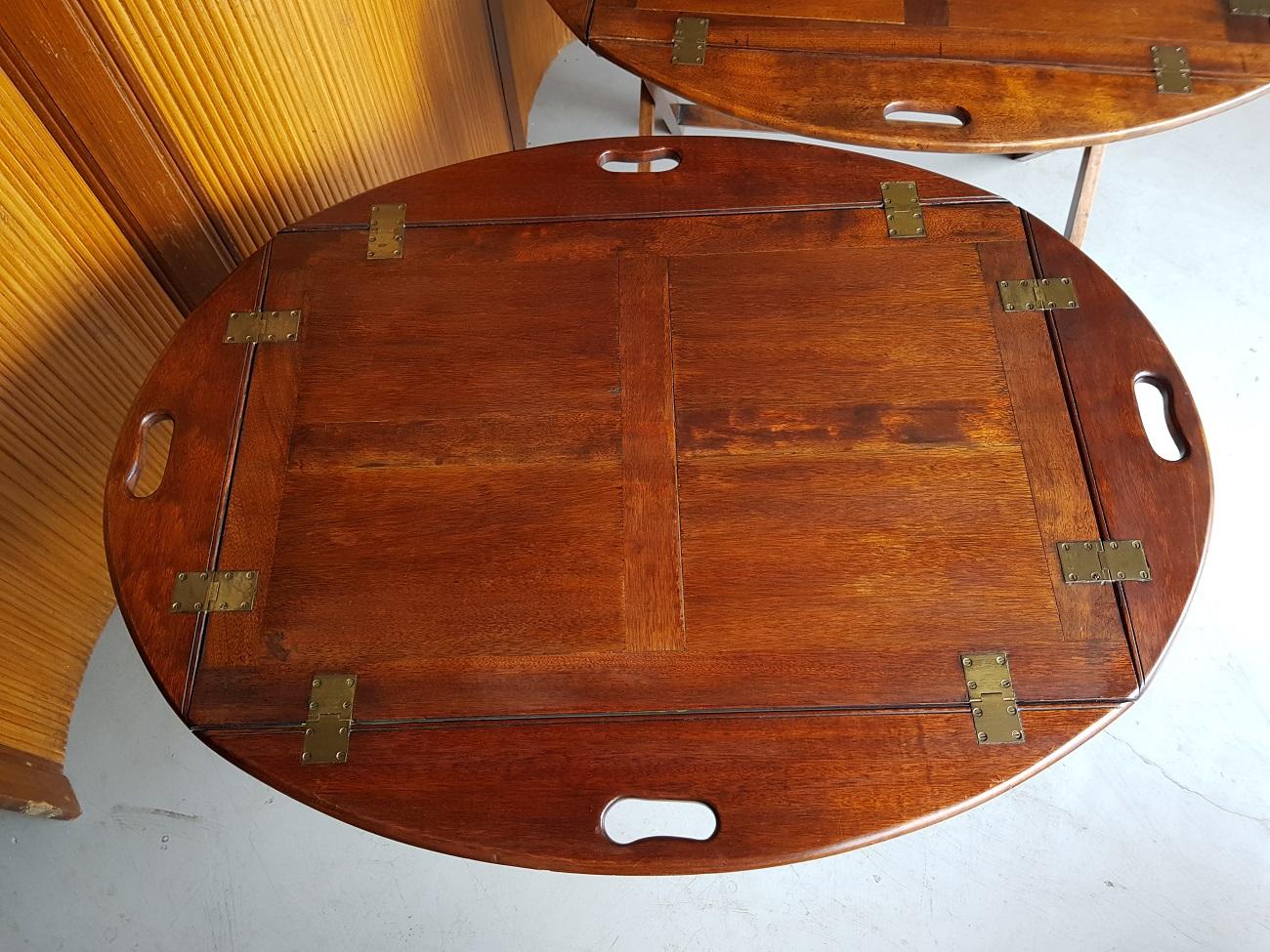 Pair of 20th Century English Mahogany Chippendale Style Butler Tray Tables In Excellent Condition In Raalte, NL