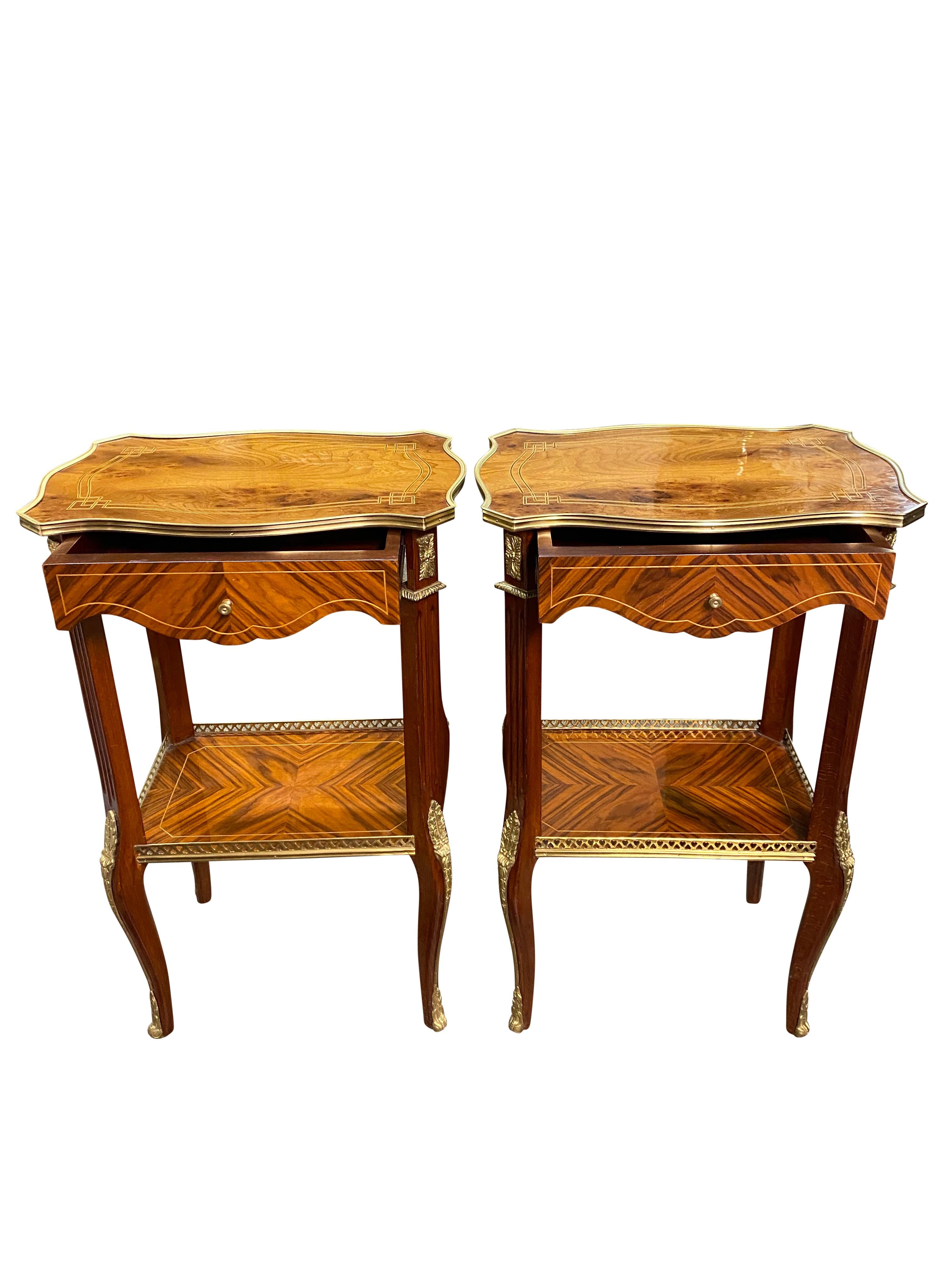 Paire de tables d'appoint de style Régence anglaise du XXe siècle en vente 5