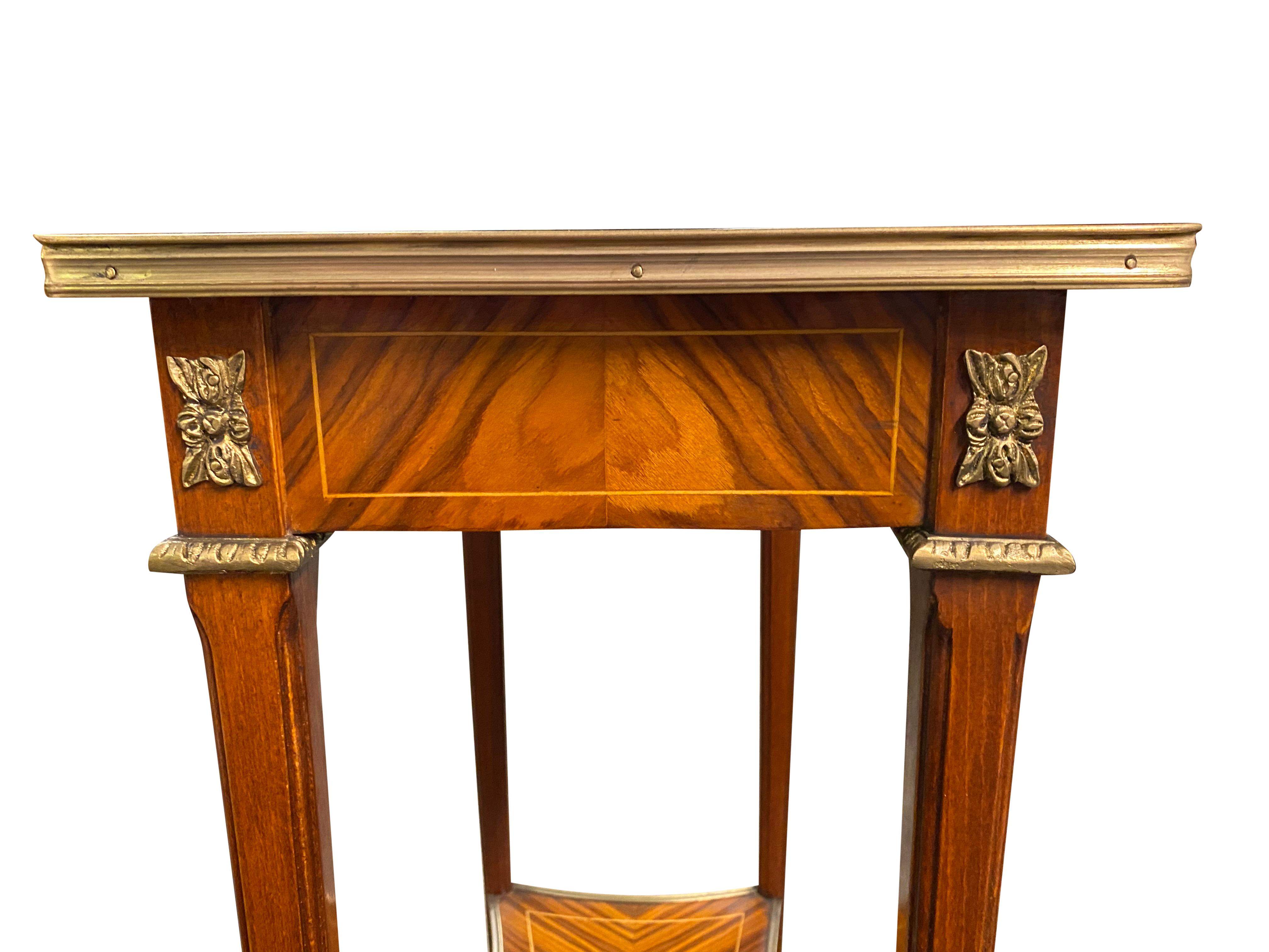Paire de tables d'appoint de style Régence anglaise du XXe siècle en vente 8