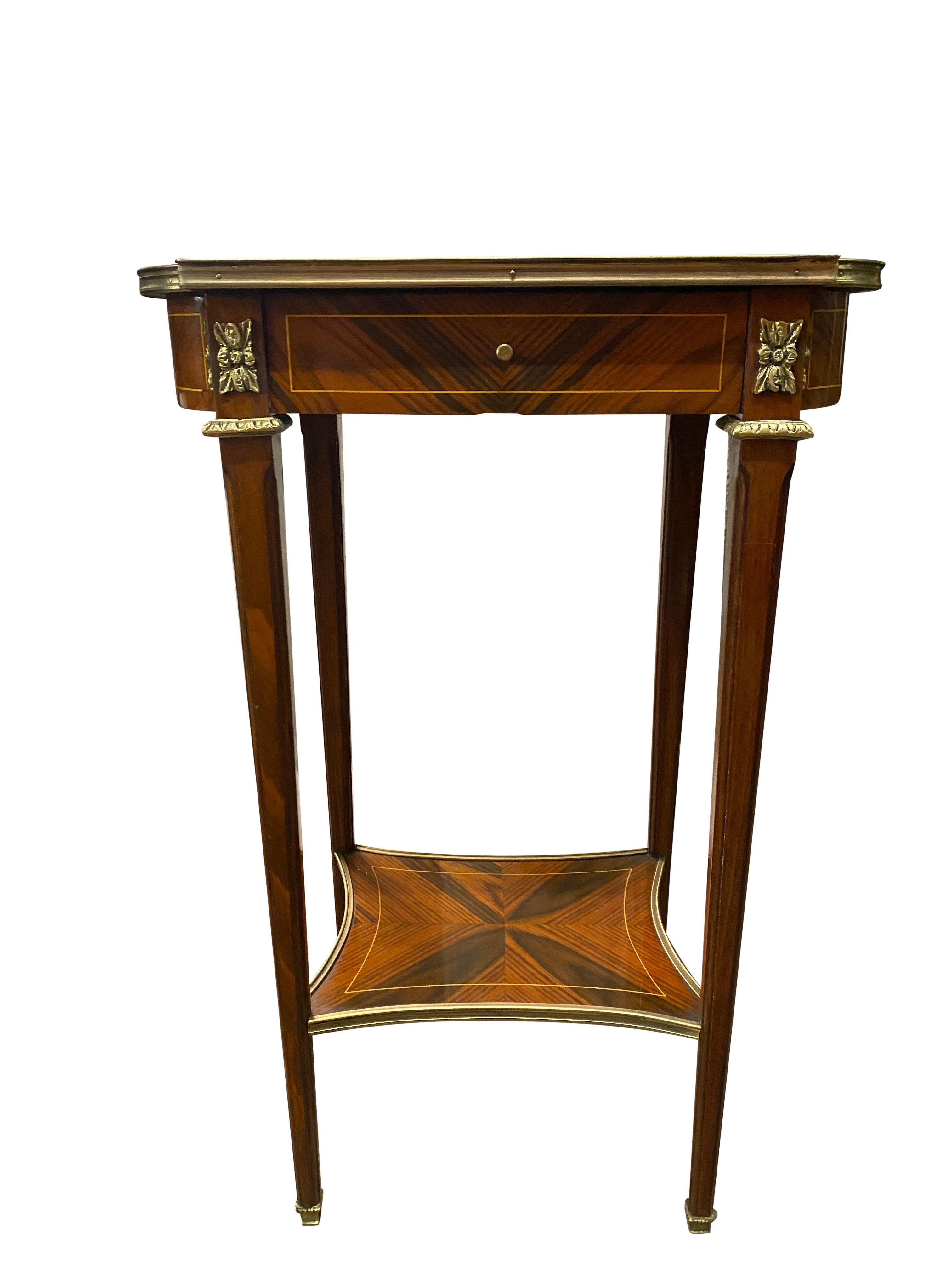 Paire de tables d'appoint de style Regency anglaises du 20e siècle en vente 8