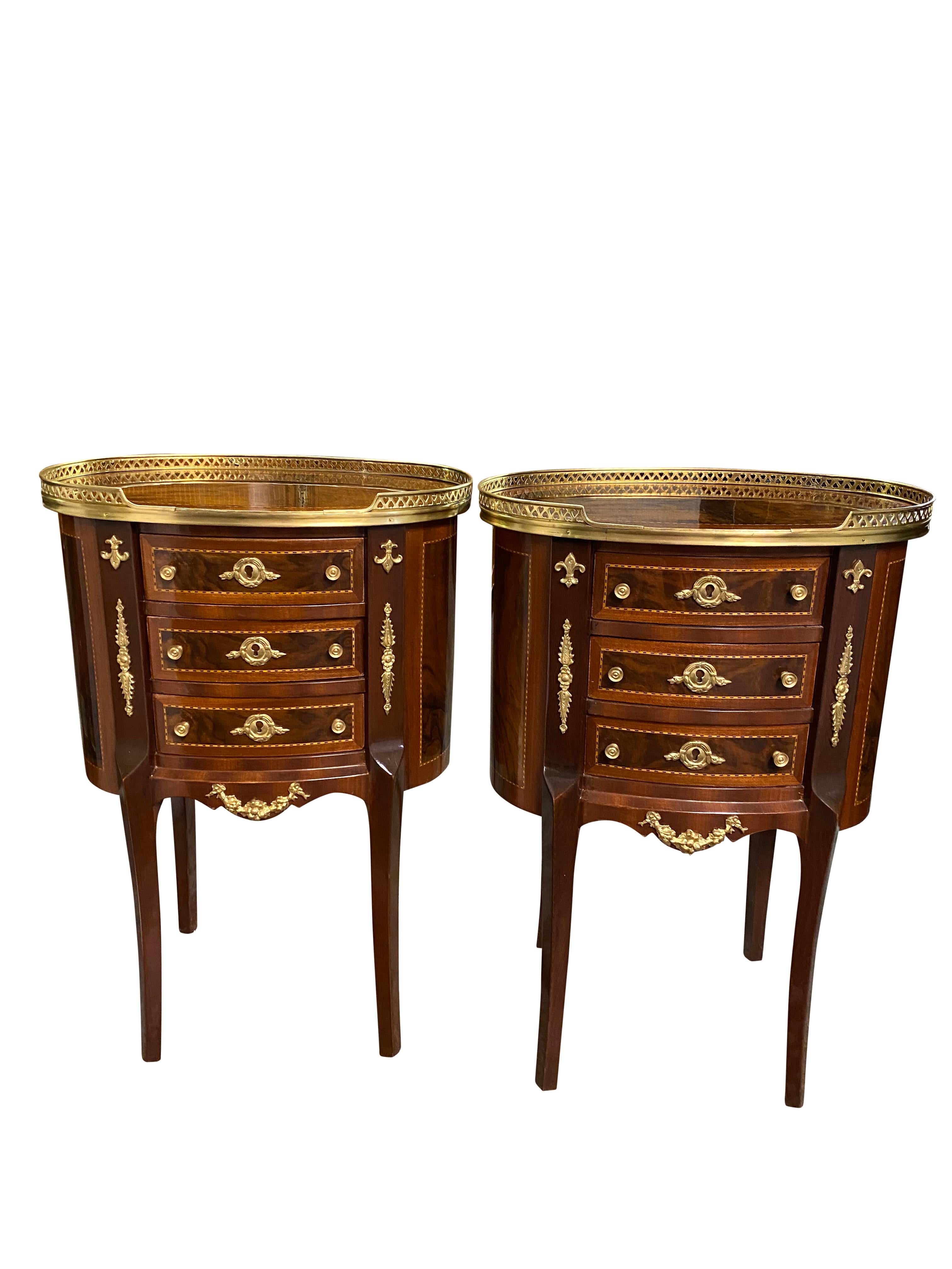 A stunning pair of 20th century English Regency style side tables. A gorgeous and elegant design perfect for modern interiors.