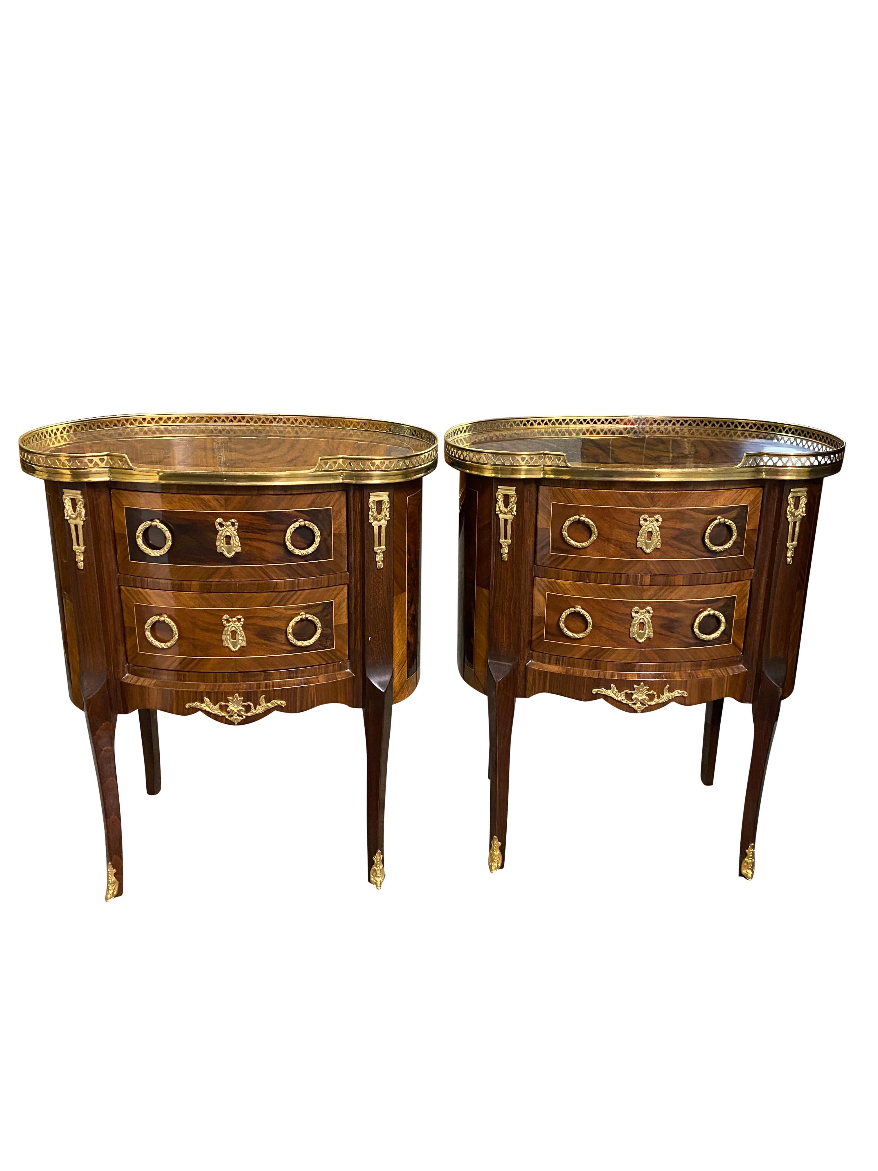 A stunning pair of 20th century English Regency style side tables. A gorgeous and elegant design perfect for modern interiors.