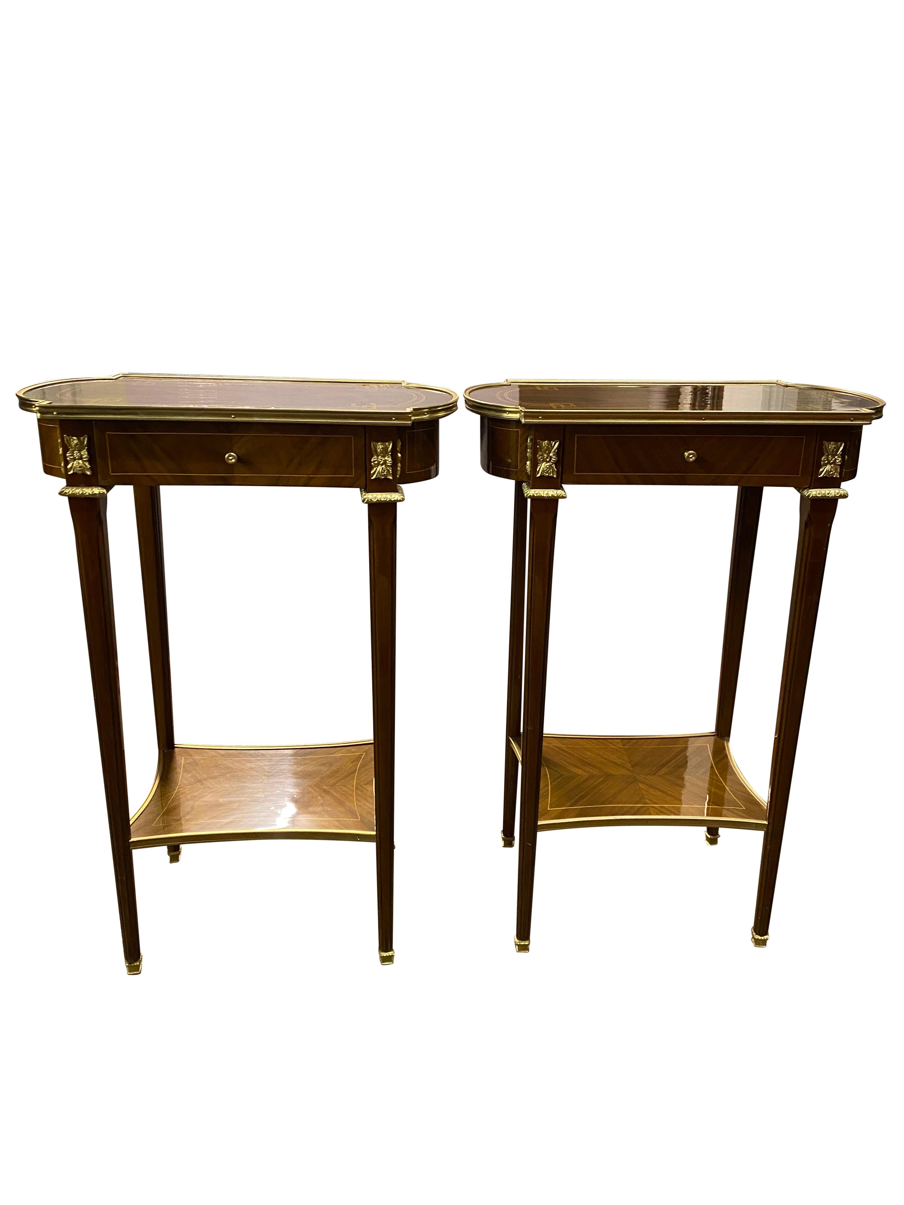 Une superbe paire de tables d'appoint de style Regency anglais du 20e siècle. Un design magnifique et élégant, parfait pour les intérieurs modernes.

Mesures (cm)
Hauteur 71
Largeur 50
Profondeur 31.