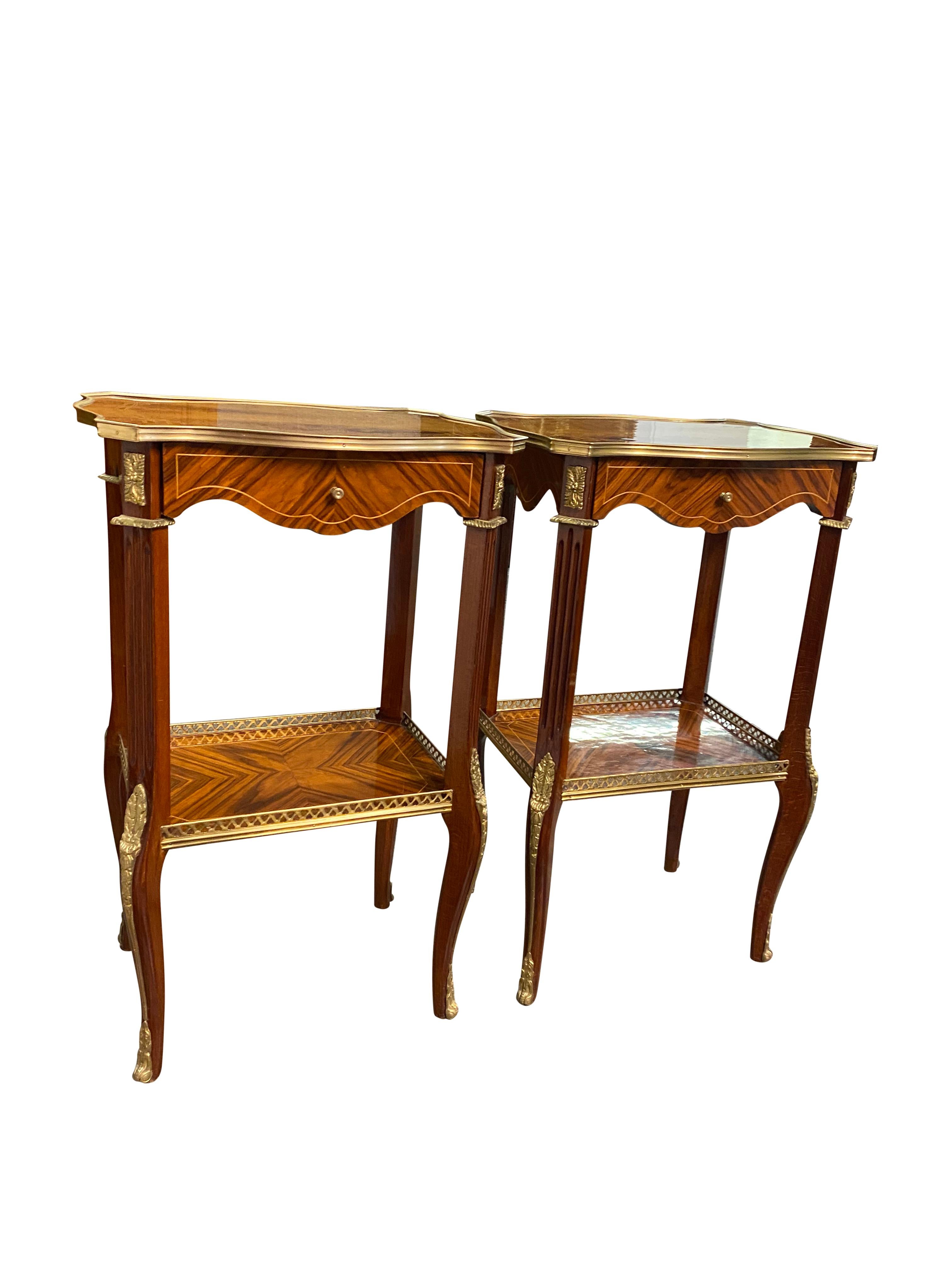 Européen Paire de tables d'appoint de style Régence anglaise du XXe siècle en vente
