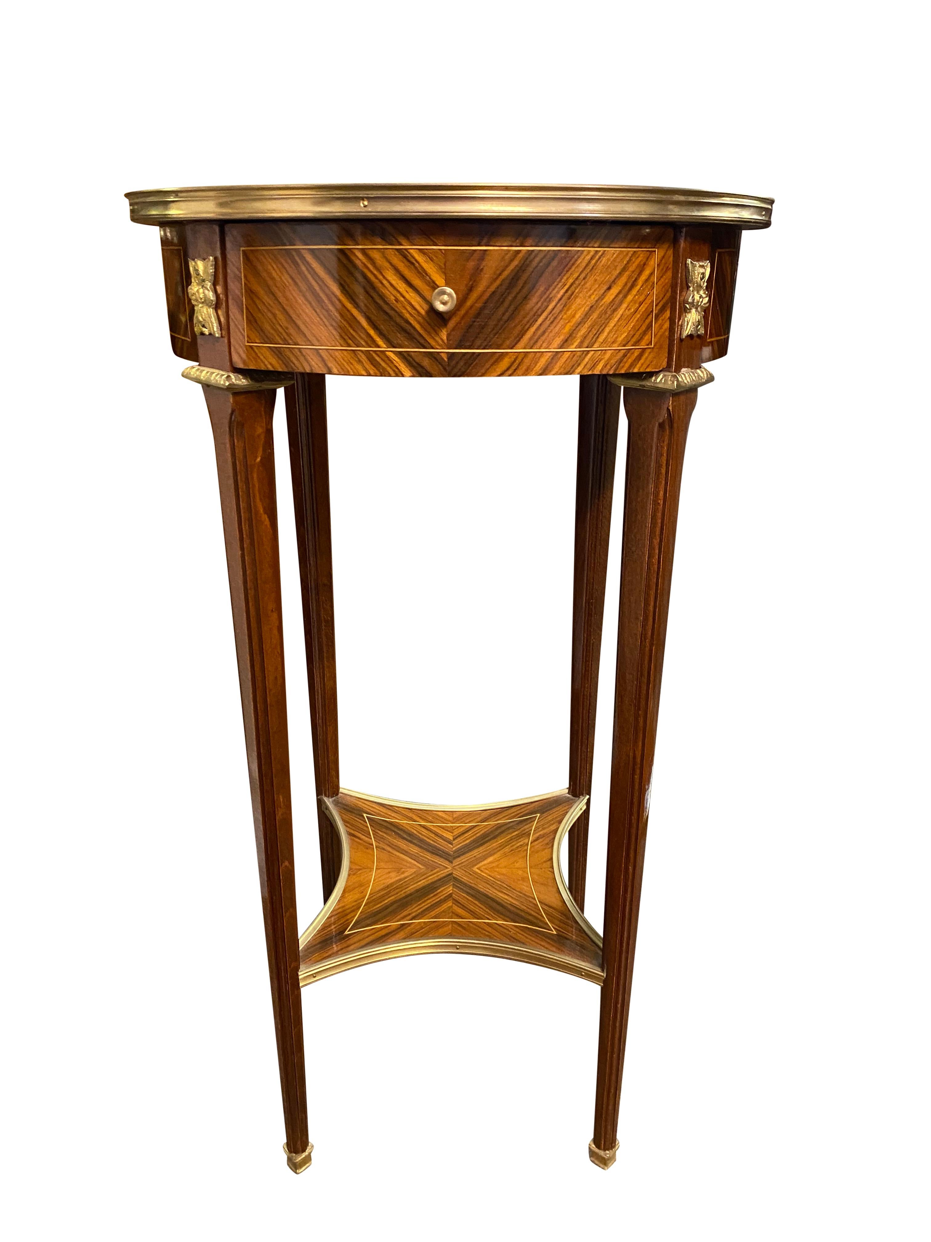 Hand-Carved Pair of 20th Century English Regency Style Side Tables For Sale
