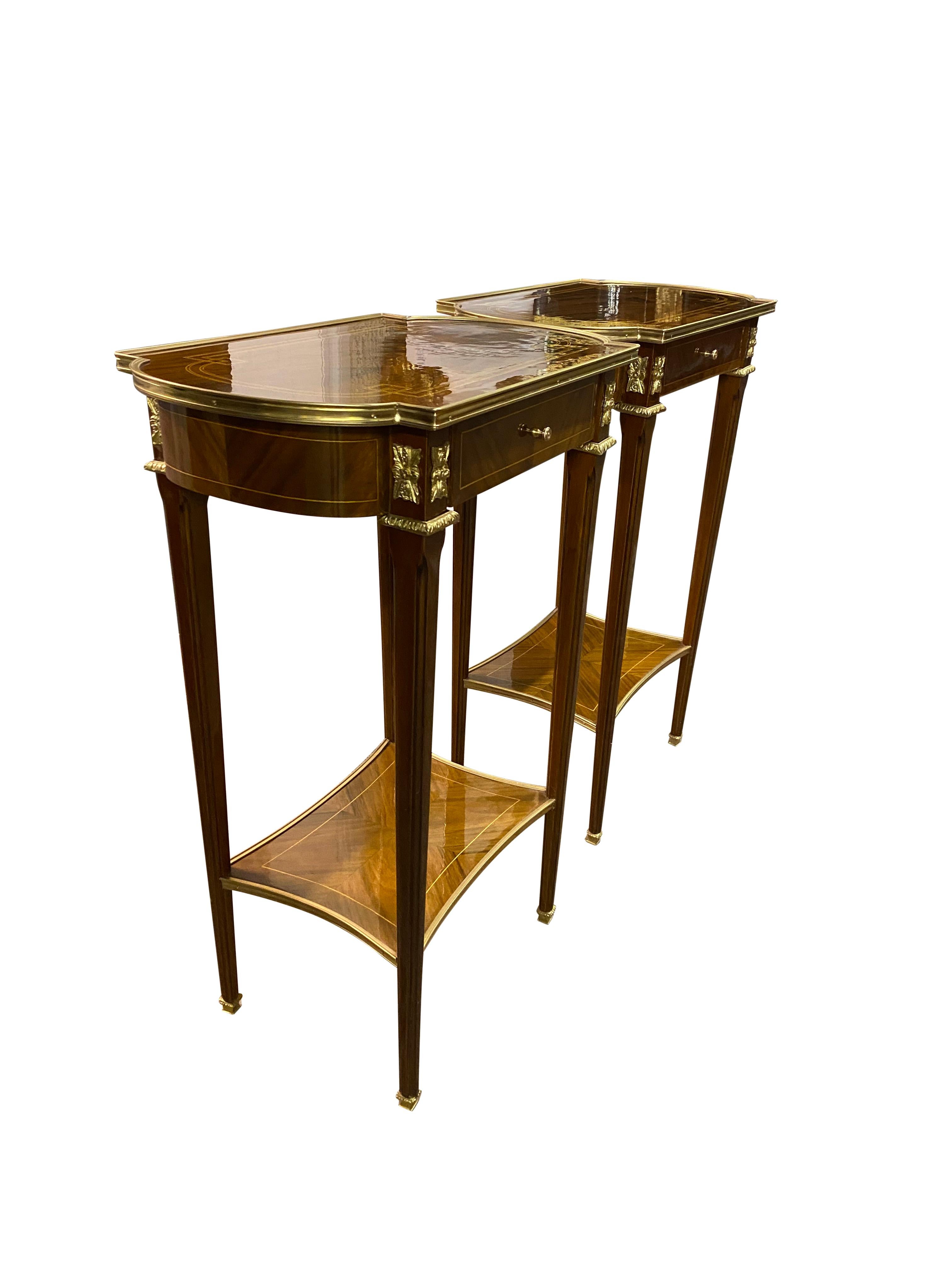 Sculpté à la main Paire de tables d'appoint de style Regency anglaises du 20e siècle en vente