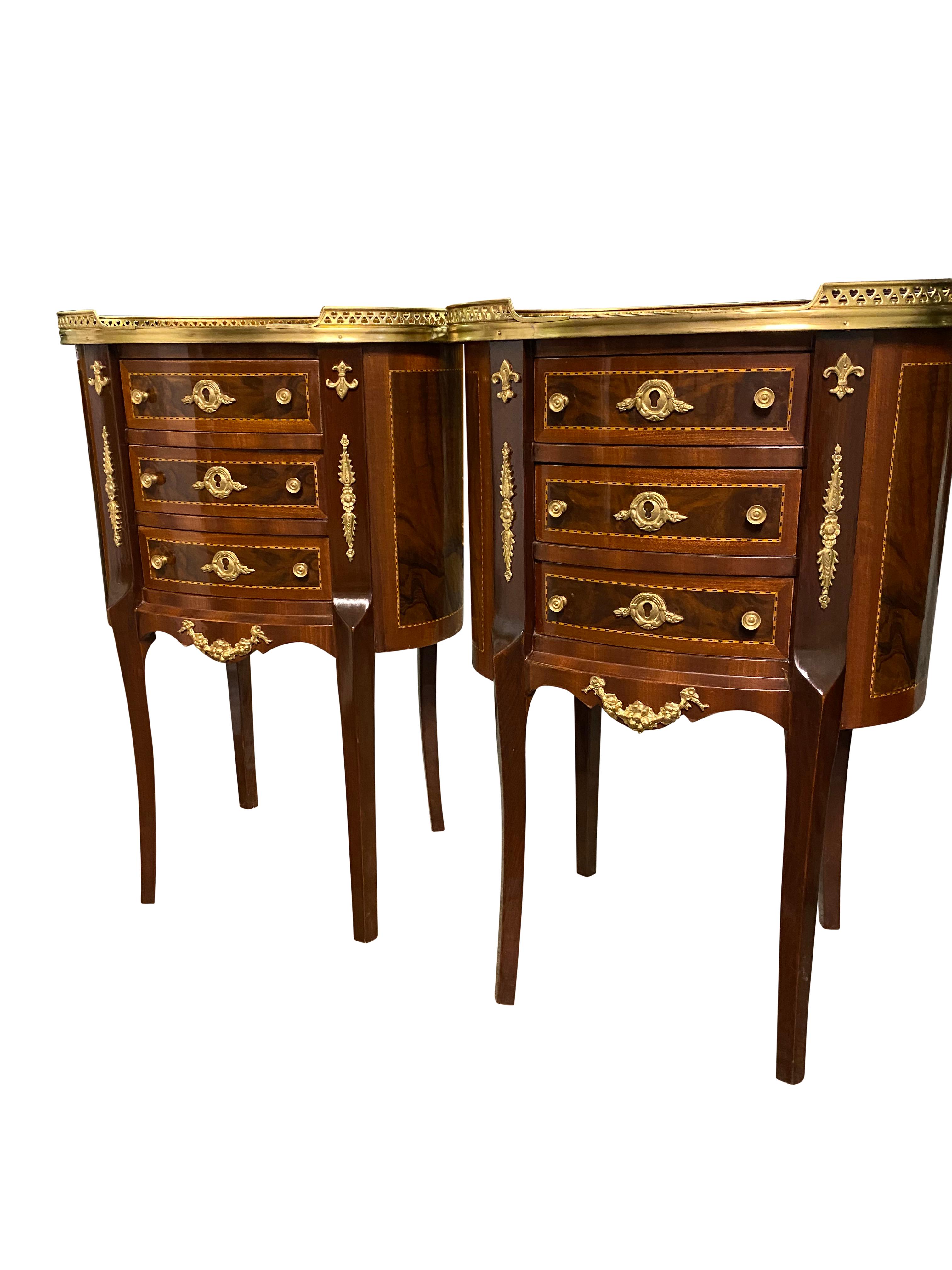Pair of 20th Century English Regency Style Side Tables In Excellent Condition In Southall, GB