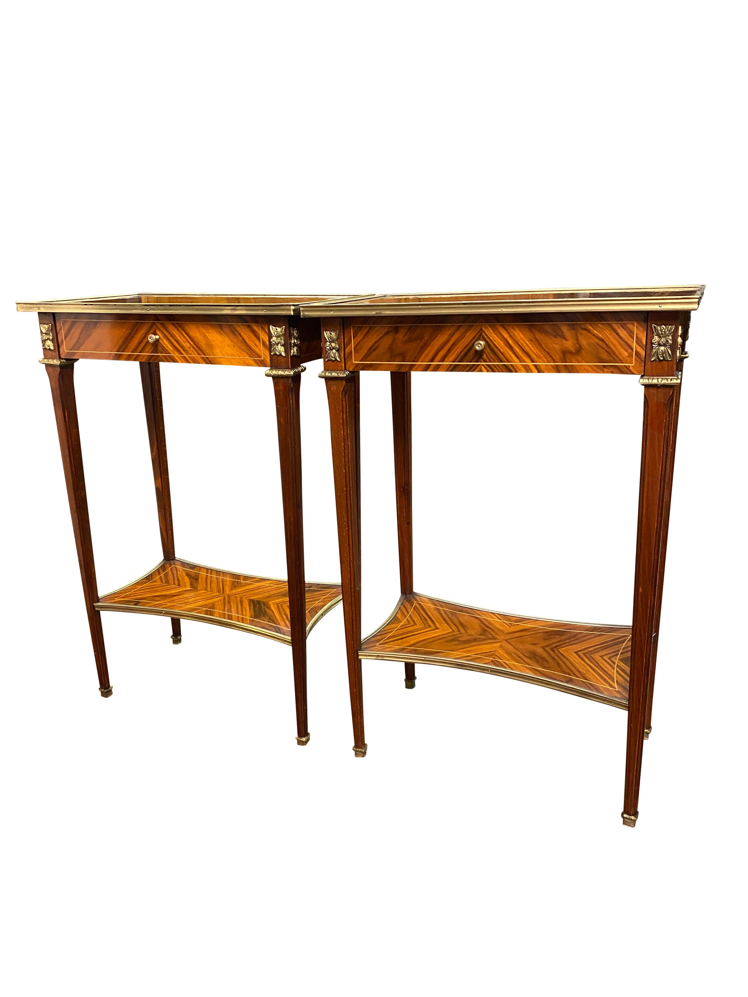20ième siècle Paire de tables d'appoint de style Régence anglaise du XXe siècle en vente