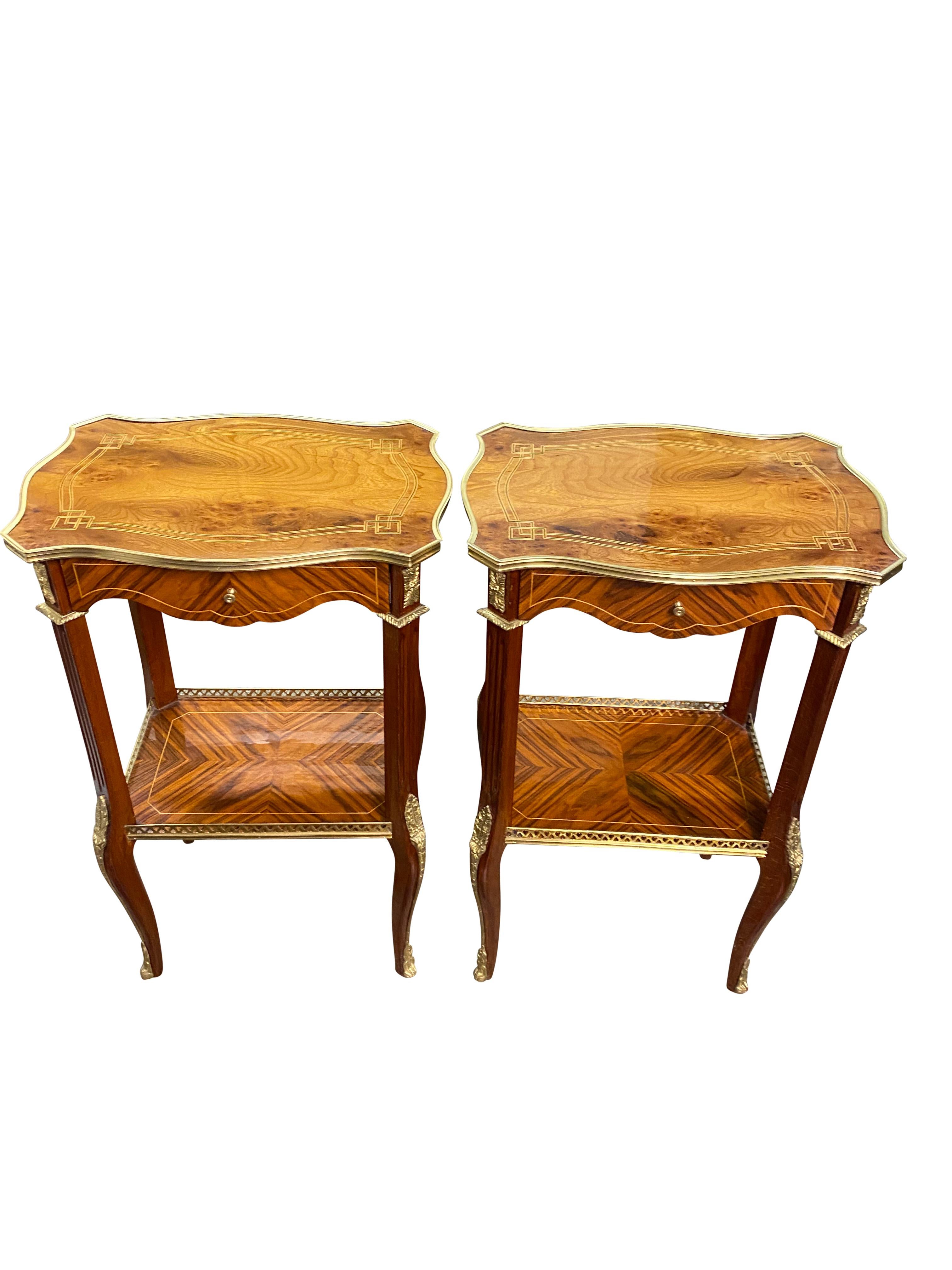 Bois Paire de tables d'appoint de style Régence anglaise du XXe siècle en vente