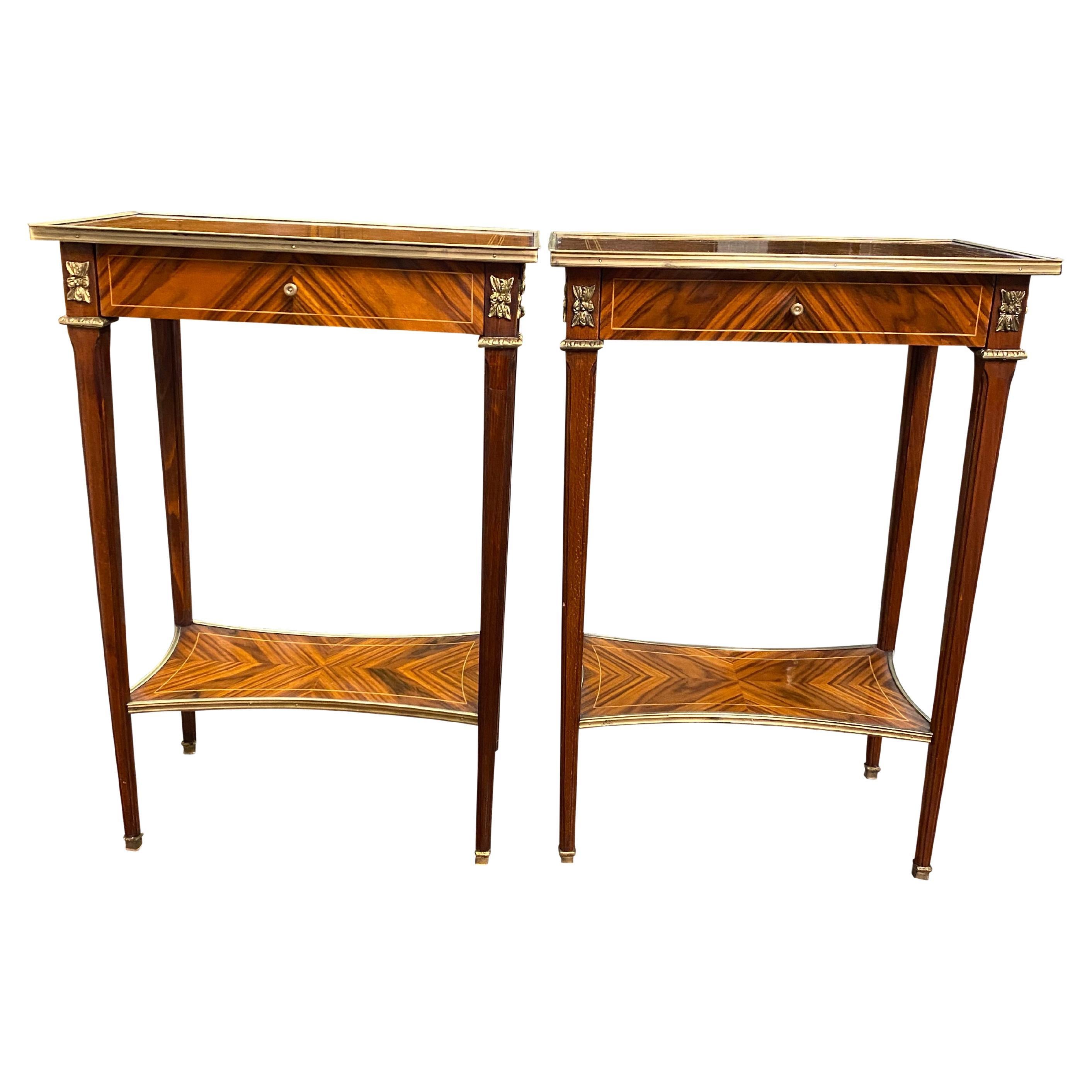 Paire de tables d'appoint de style Régence anglaise du XXe siècle en vente