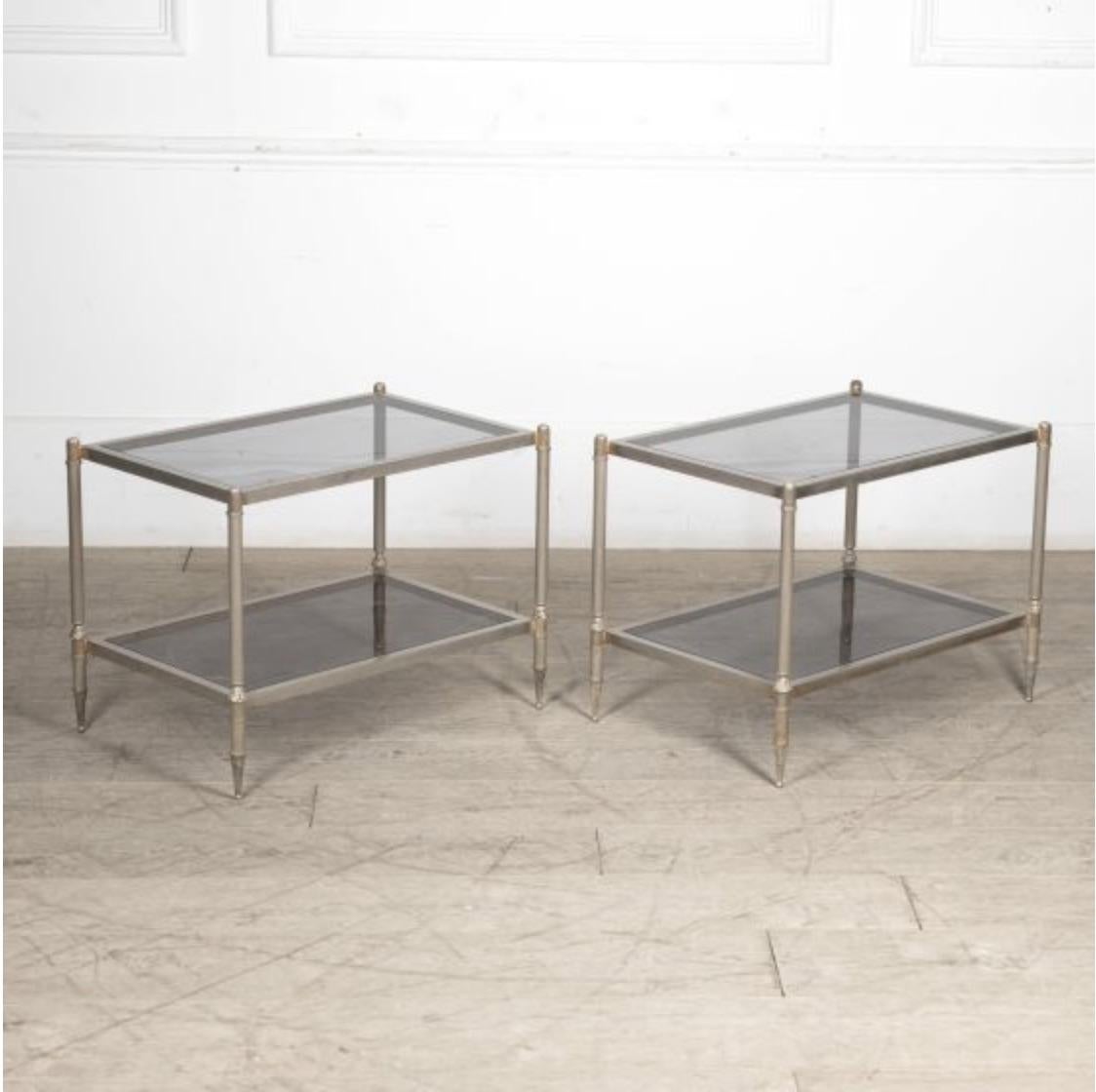 Paire de tables d'appoint en acier et laiton du 20e siècle, avec étagères.

En très bon état, conservant le verre d'origine.

Tous deux sont de construction solide et robuste. 