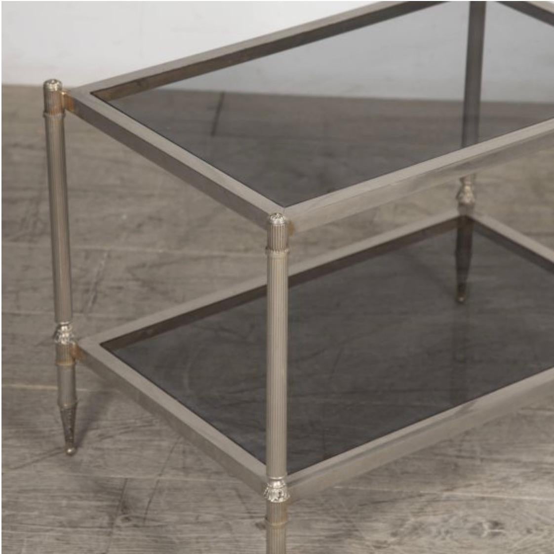 Français Paire de tables d'appoint françaises du 20ème siècle en laiton et acier en vente