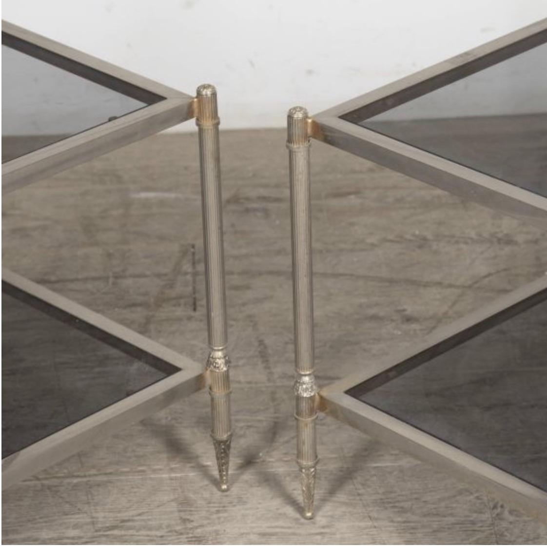 20ième siècle Paire de tables d'appoint françaises du 20ème siècle en laiton et acier en vente
