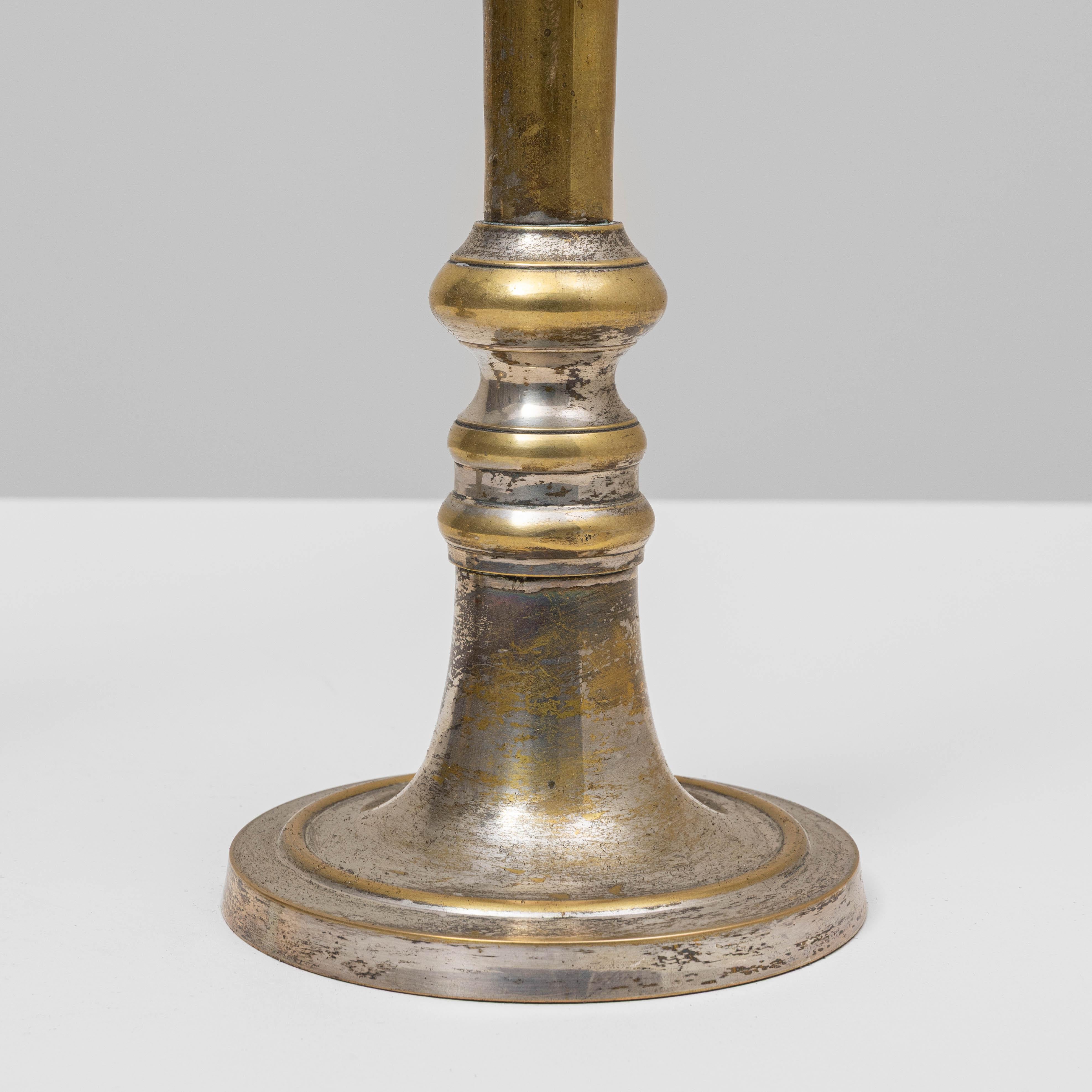 Coppia di candelieri francesi in ottone del XX secolo in vendita 5