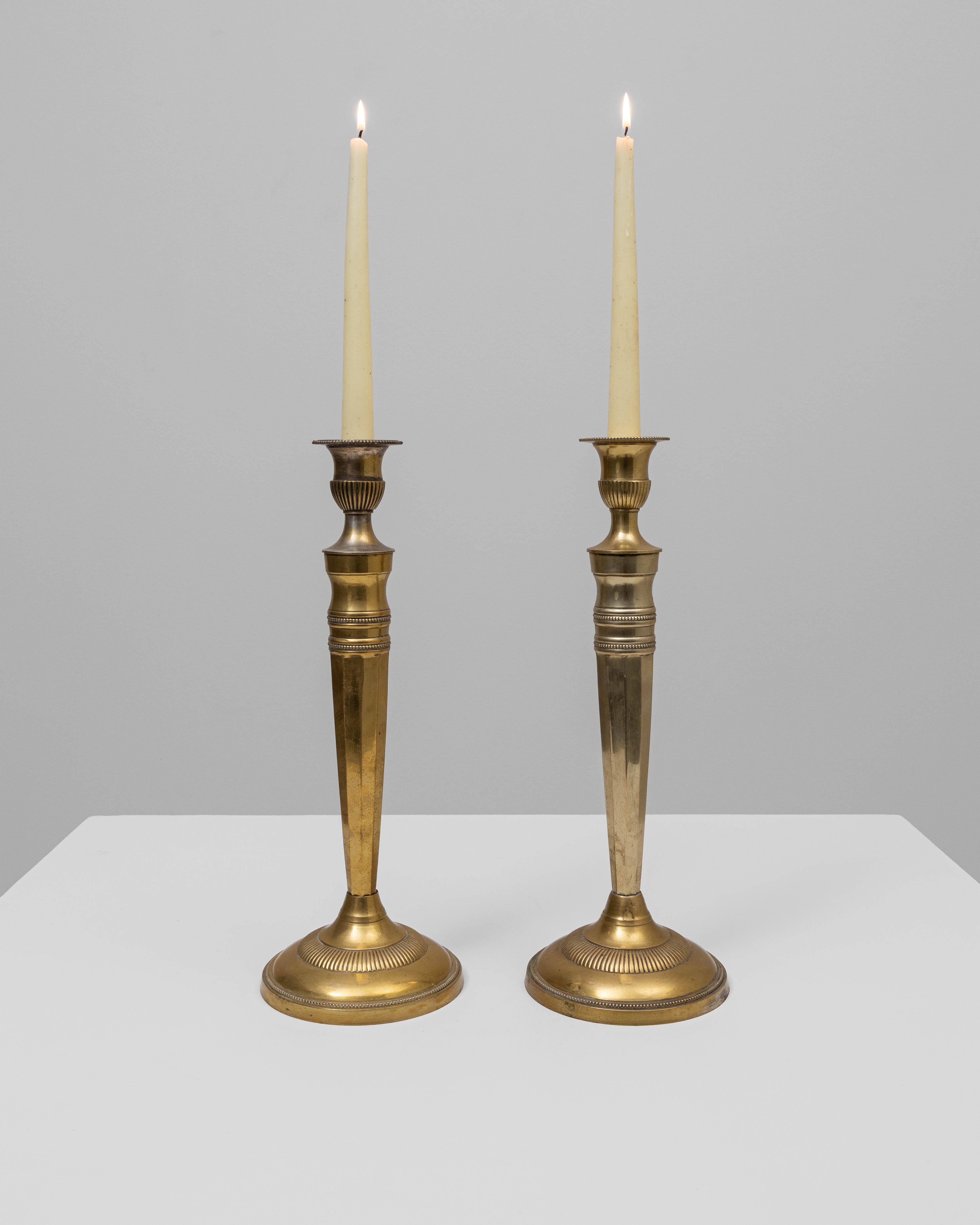 Francese Coppia di candelieri francesi in ottone del XX secolo in vendita