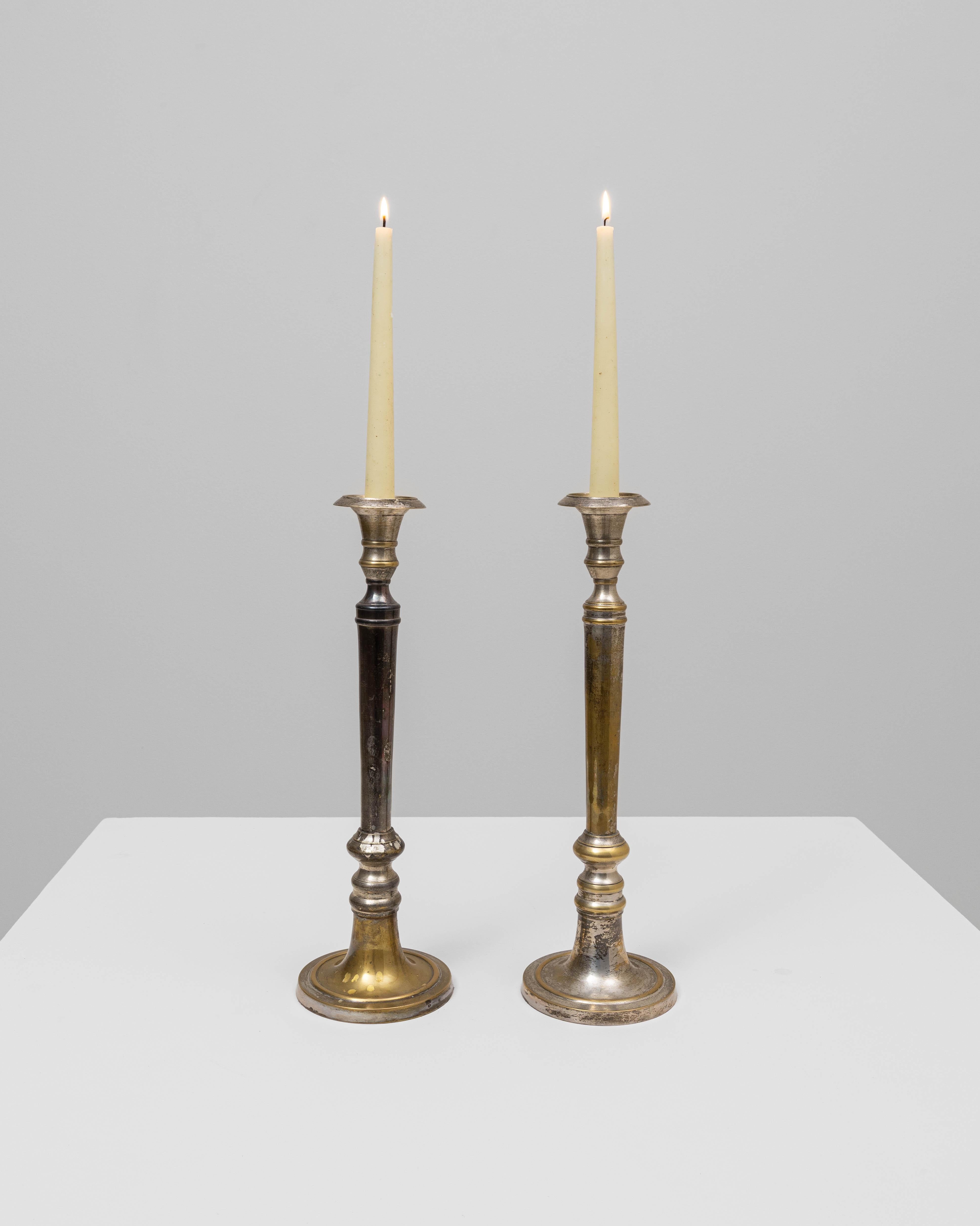 Francese Coppia di candelieri francesi in ottone del XX secolo in vendita