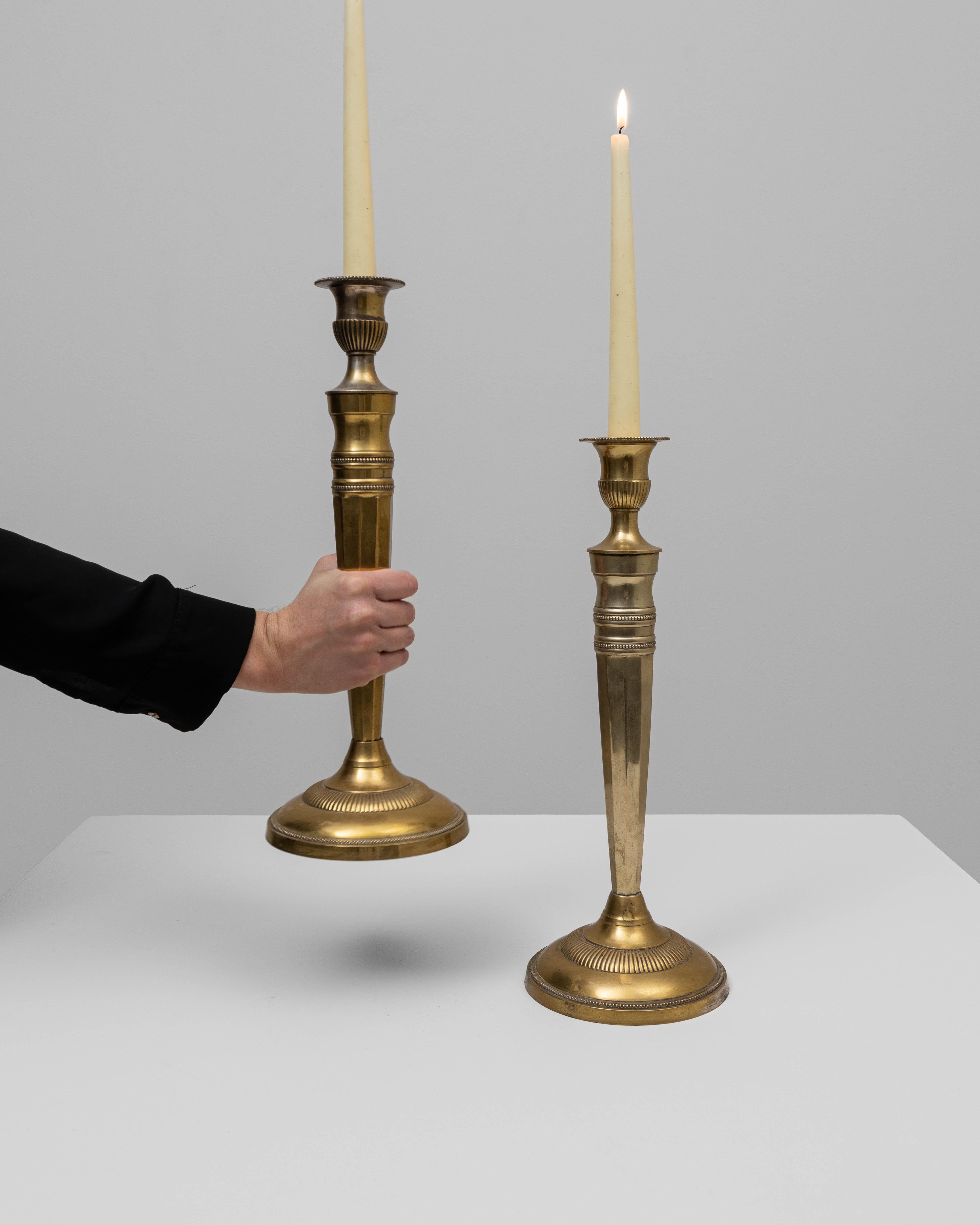 Coppia di candelieri francesi in ottone del XX secolo In condizioni buone in vendita a High Point, NC