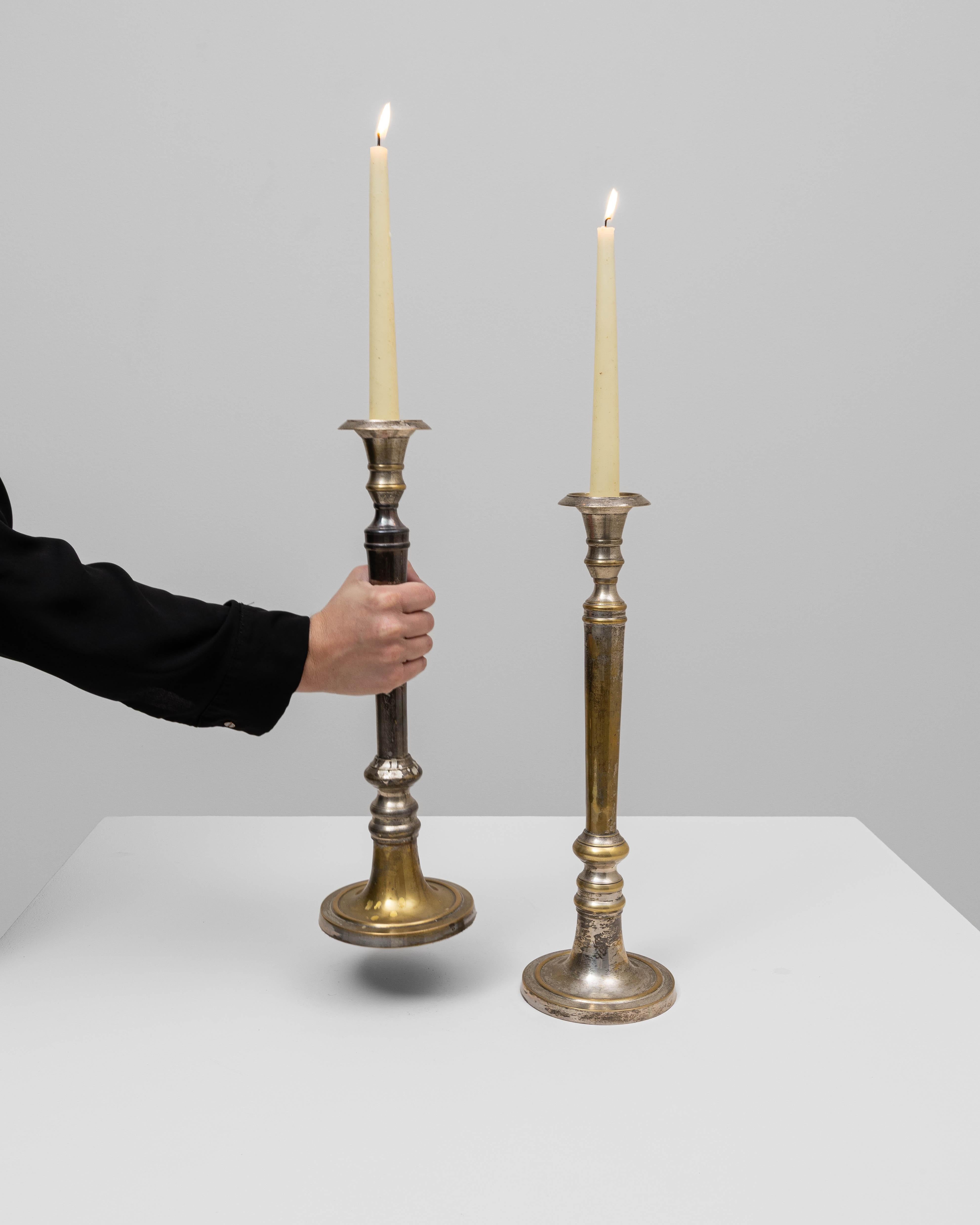 Coppia di candelieri francesi in ottone del XX secolo In condizioni buone in vendita a High Point, NC