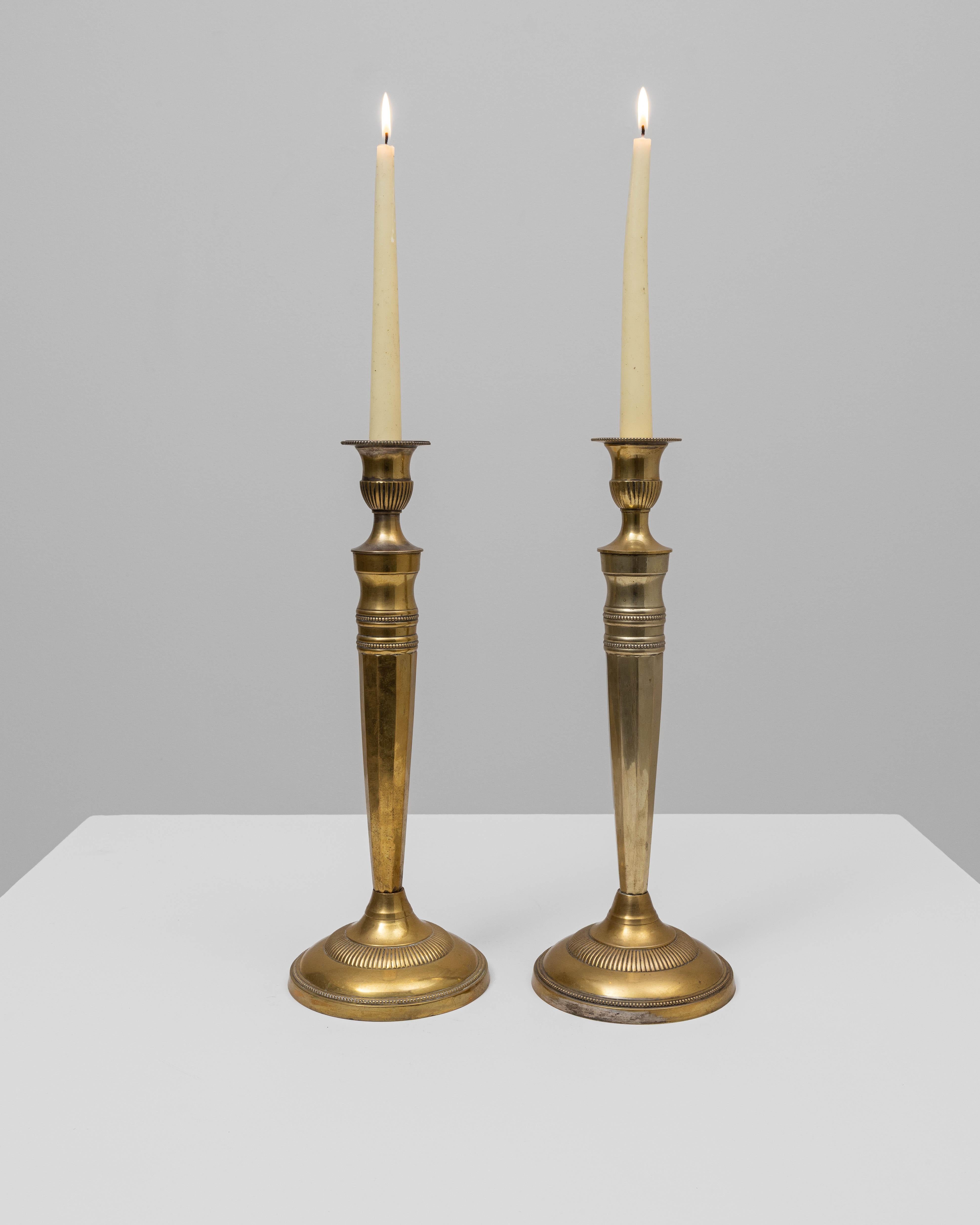 Ottone Coppia di candelieri francesi in ottone del XX secolo in vendita