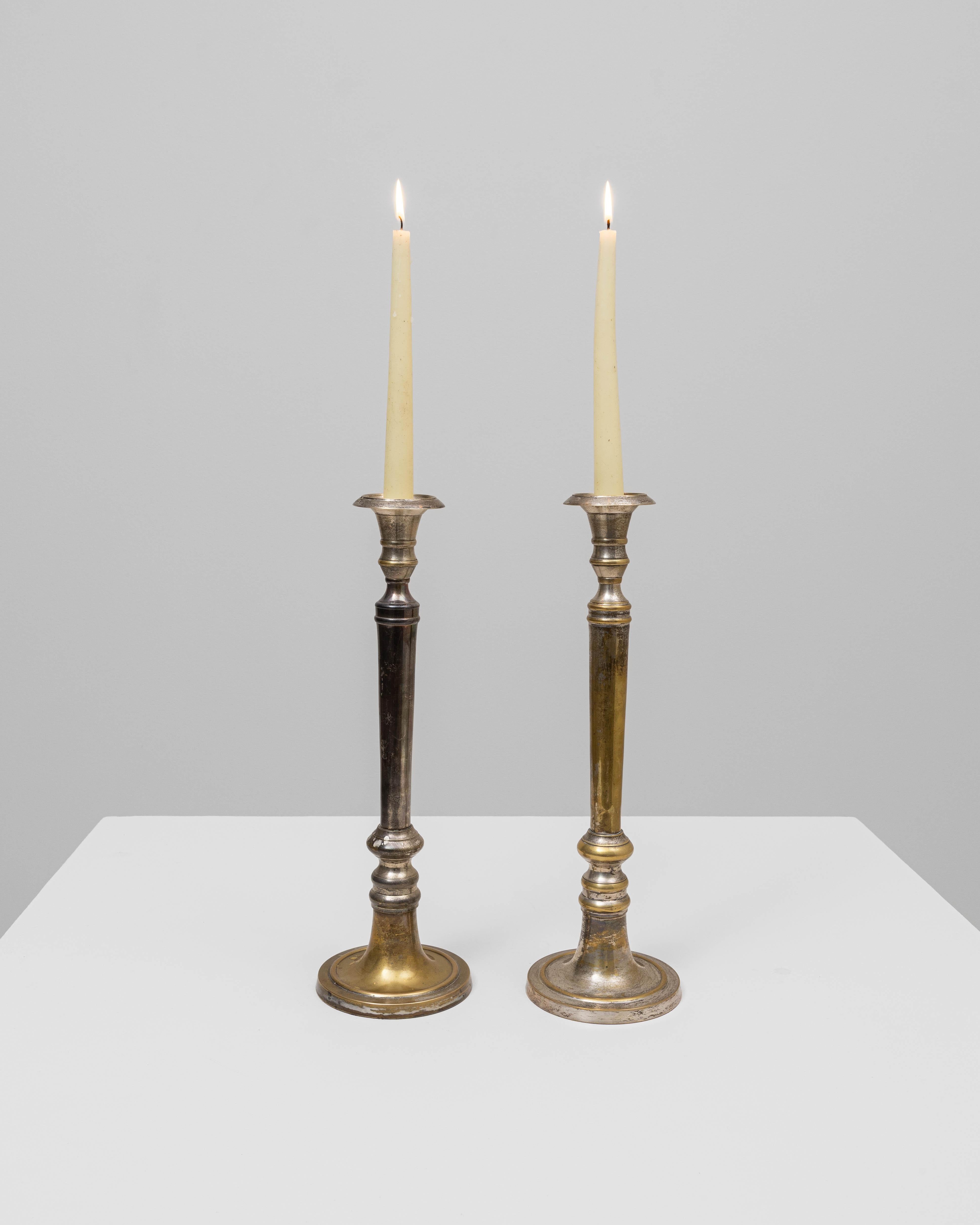 Ottone Coppia di candelieri francesi in ottone del XX secolo in vendita